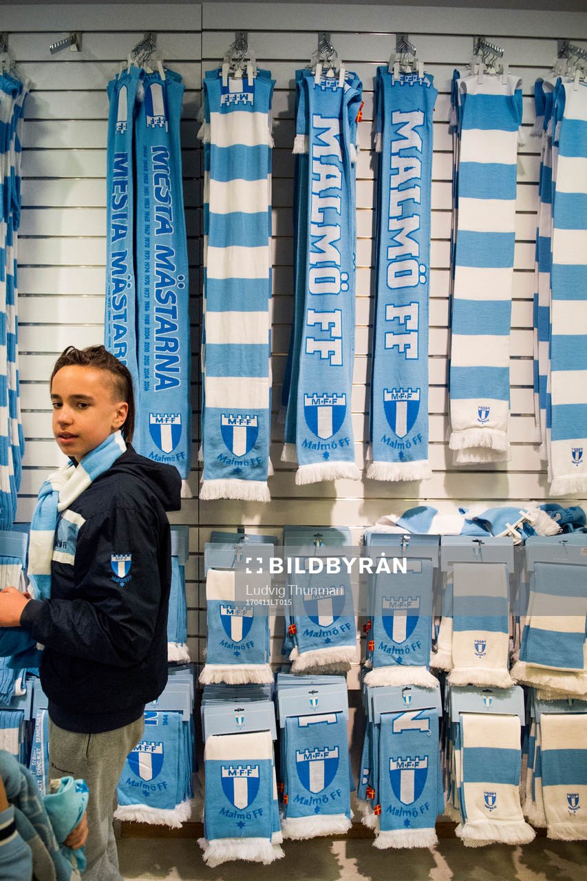Halsdukar i Malmö FFs shop