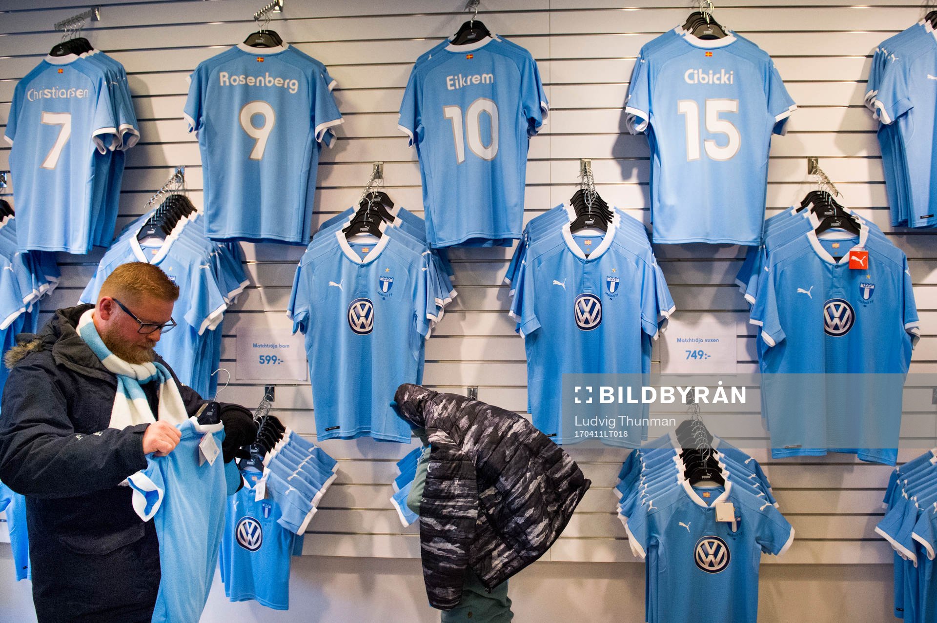En besökare tittar på matchtröjor i Malmö FFs shop