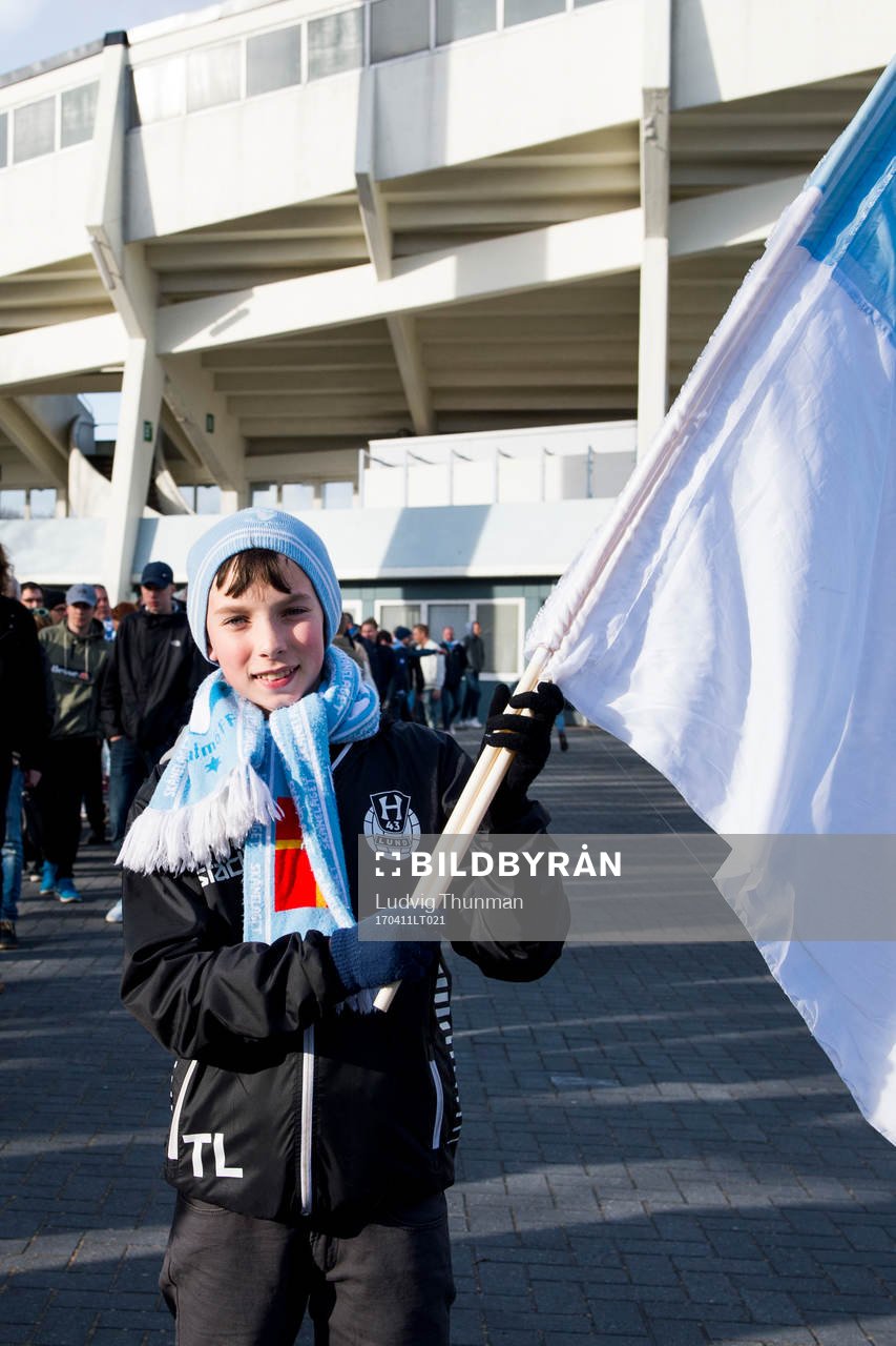 En ung supporter i Malmö FFs tröja, halsduk och med en