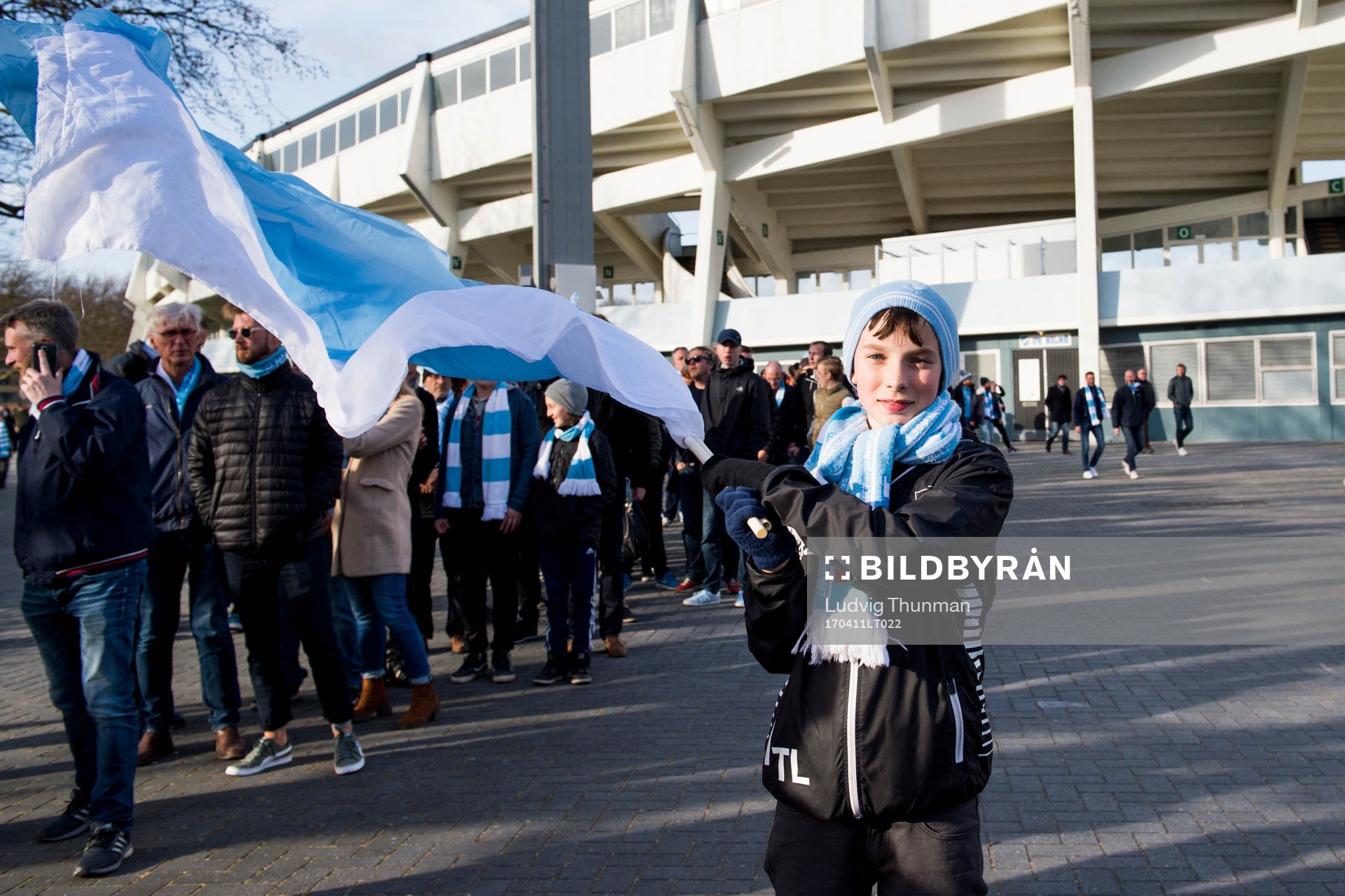 En ung supporter i Malmö FFs tröja, halsduk och med en