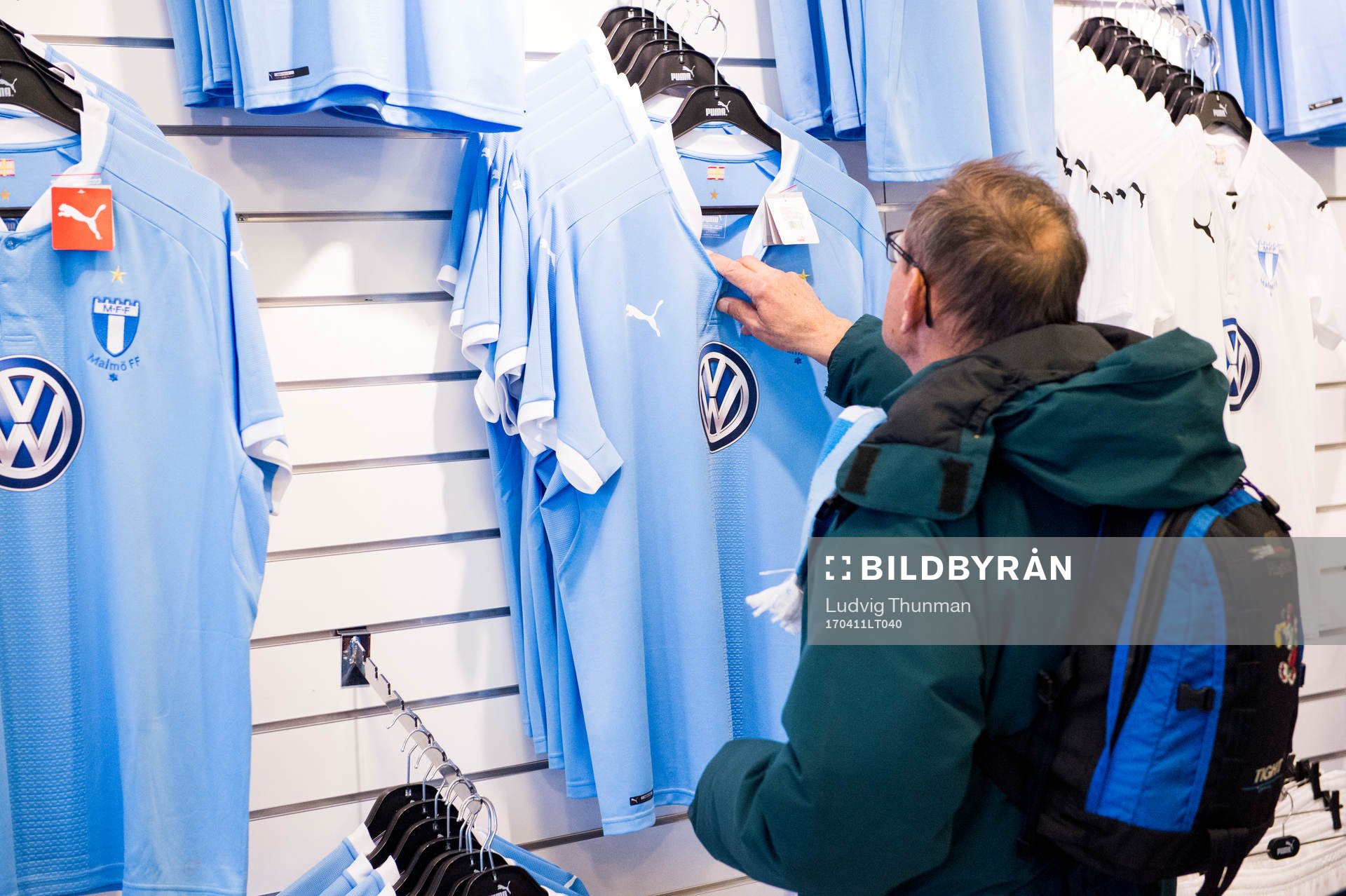 En besökare tittar på matchtröjor i Malmö FFs shop