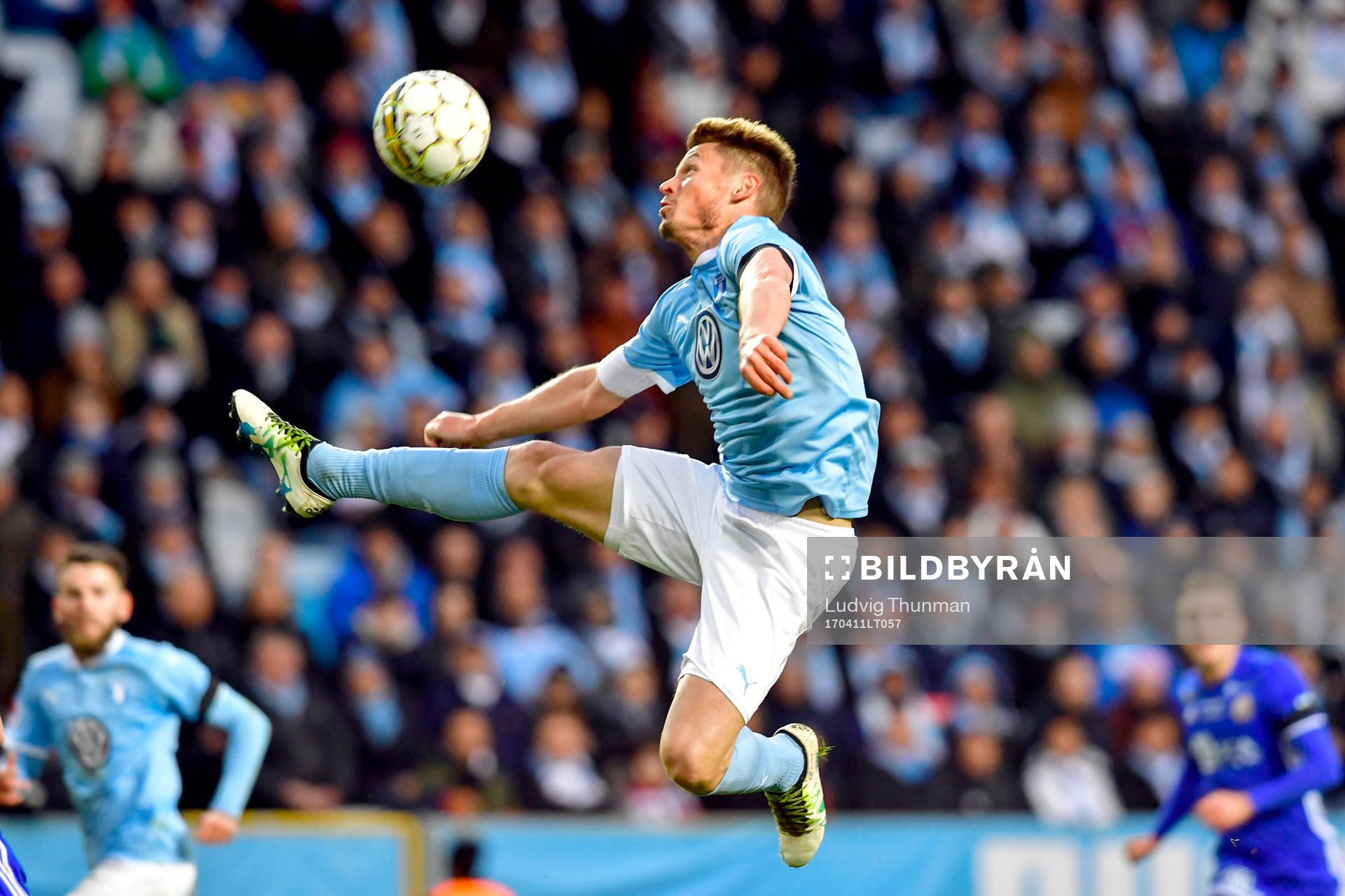 Malmö FFs Markus Rosenberg tar ner bollen och gör 2-0