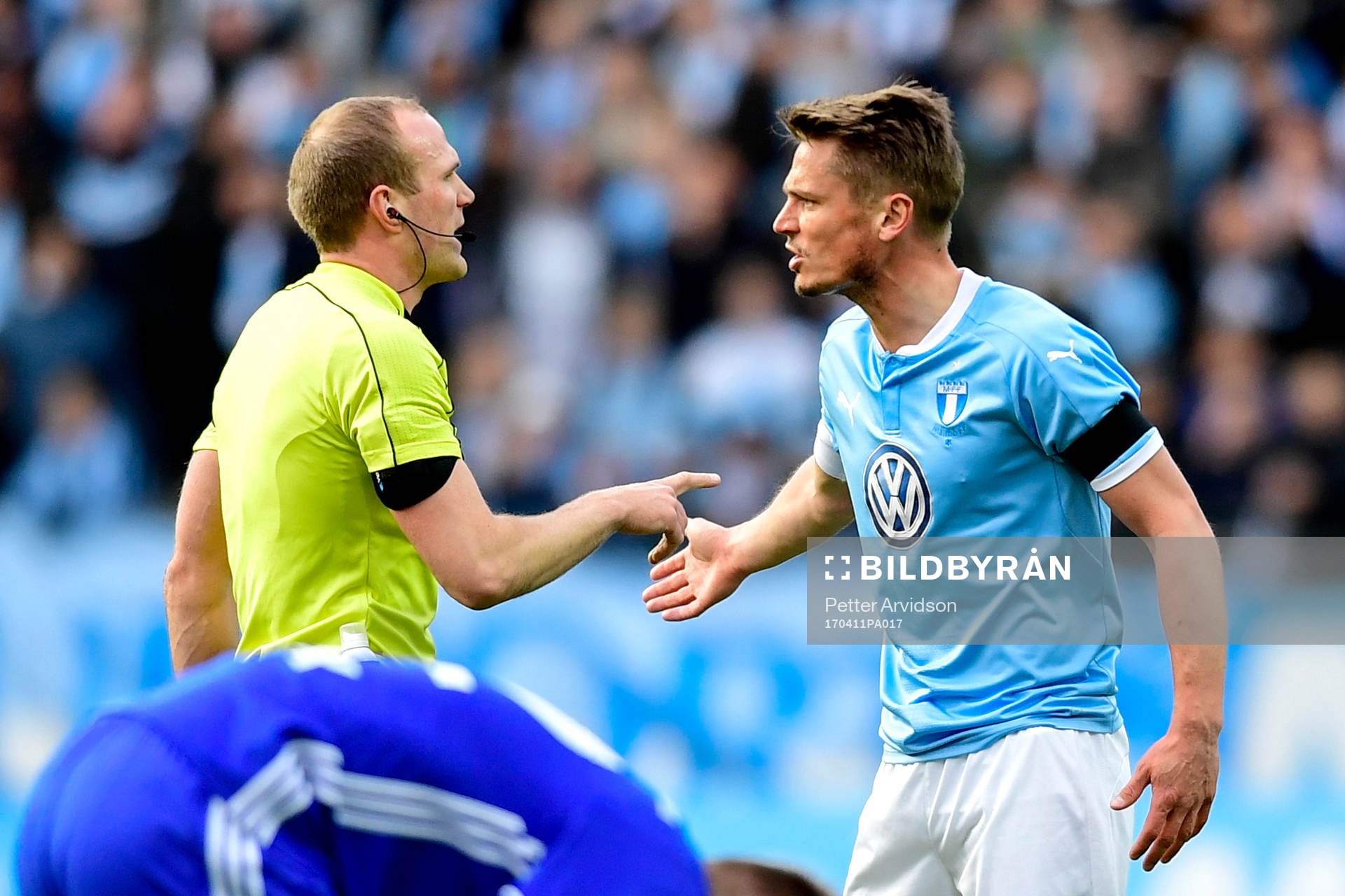 Malmö FFs Markus Rosenberg i diskussion med domaren Patrik Eriksson under fotbollsmatchen i Allsvenskan mellan Malmö FF och GIF Sundsvall den 11 april 2017 i Malmö.