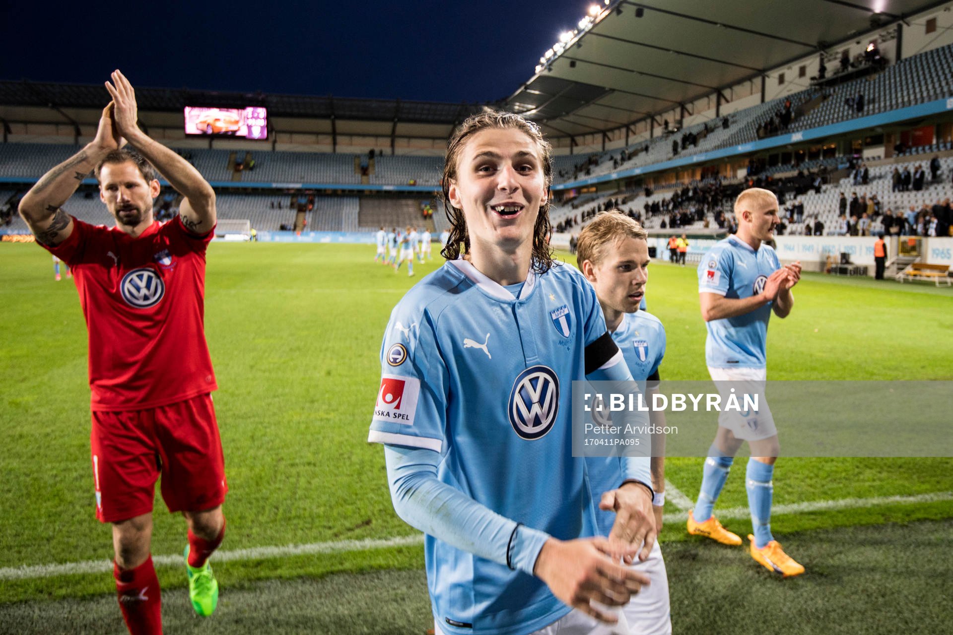 Malmö FFs målvakt Johan Wiland och Pawel Cibicki tackar