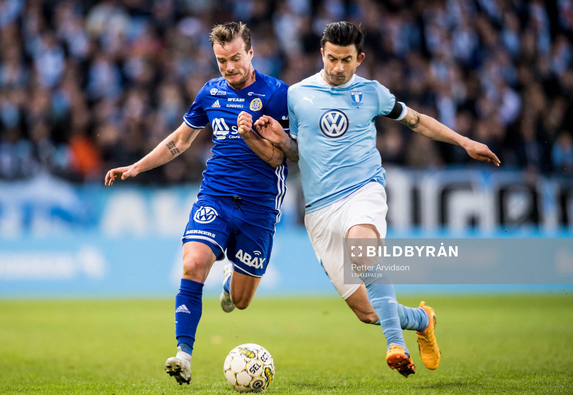 Sundsvalls Eric Larsson och Malmö FFs Behrang Safari