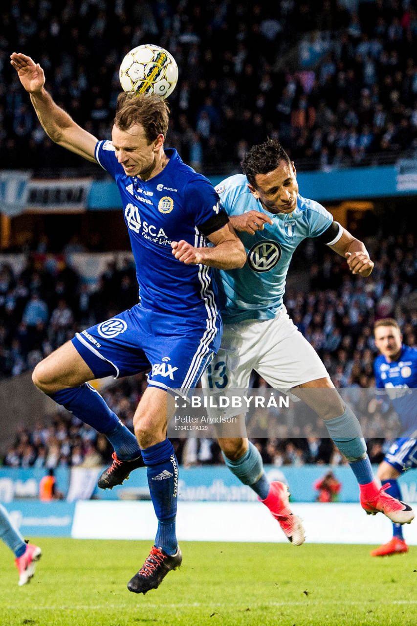 Sundsvalls Lars Krogh Gerson och Malmö FFs Yoshimar Yotún