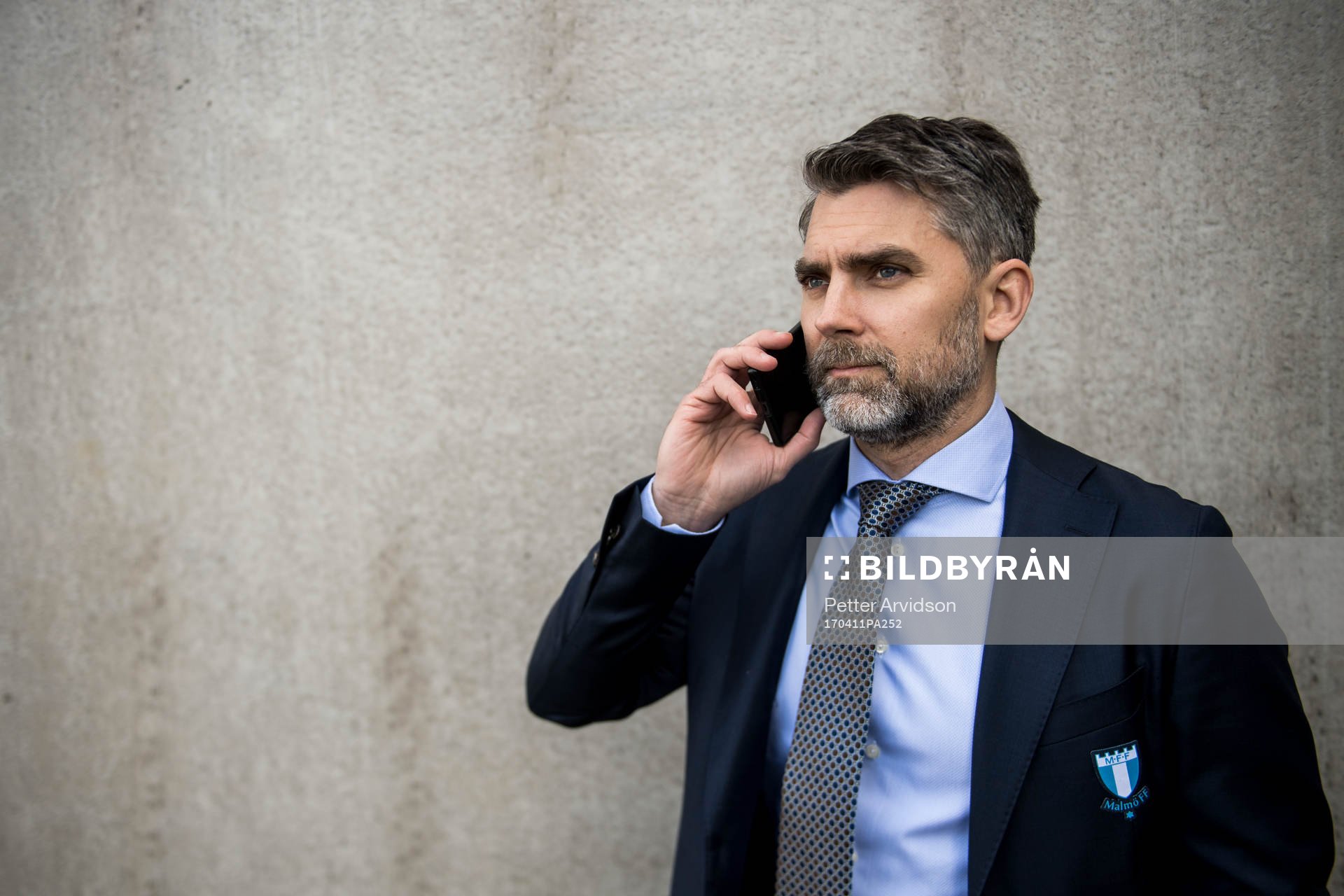 Malmö FFs VD Niclas Carlnén pratar i telefon