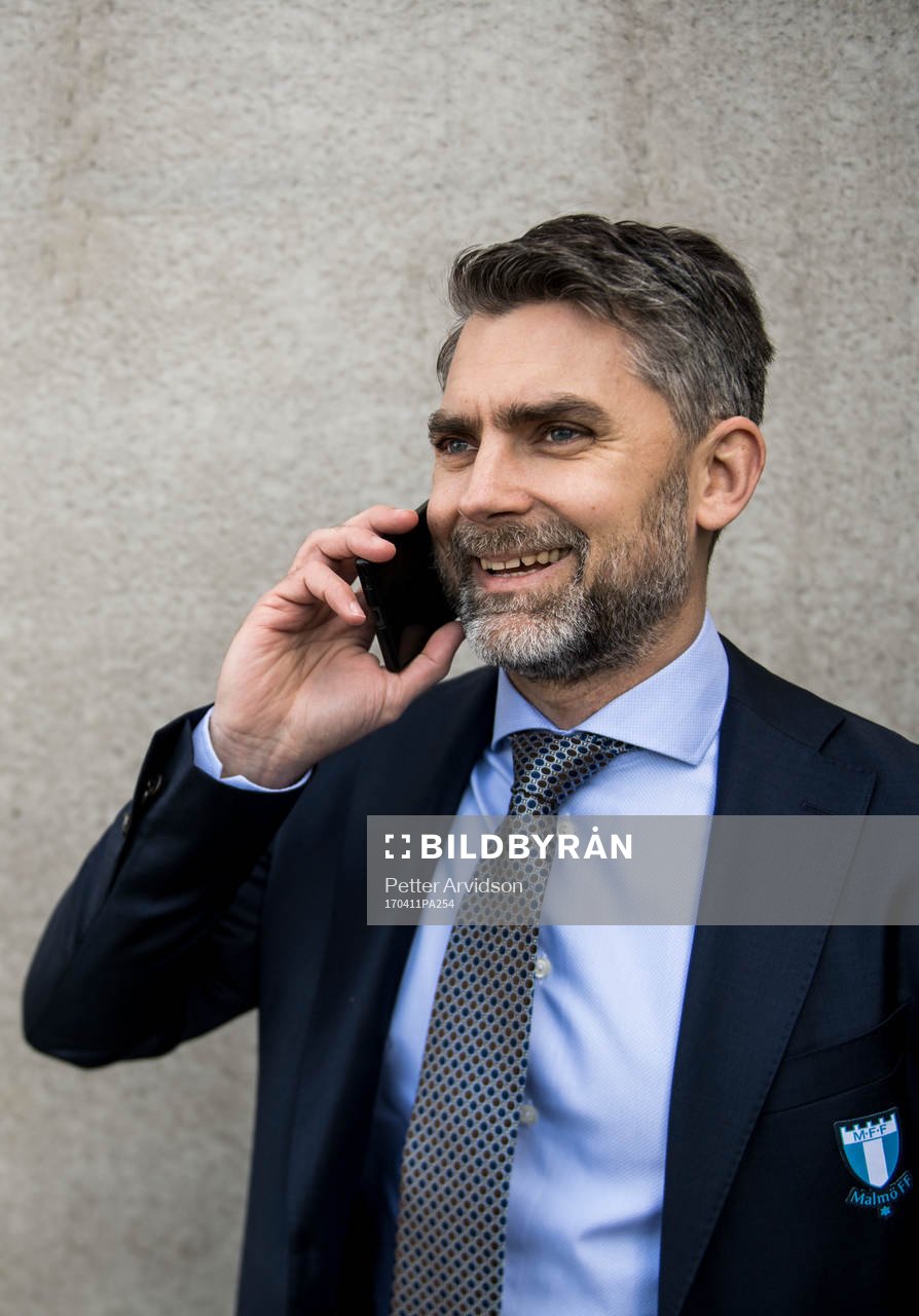 Malmö FFs VD Niclas Carlnén pratar i telefon