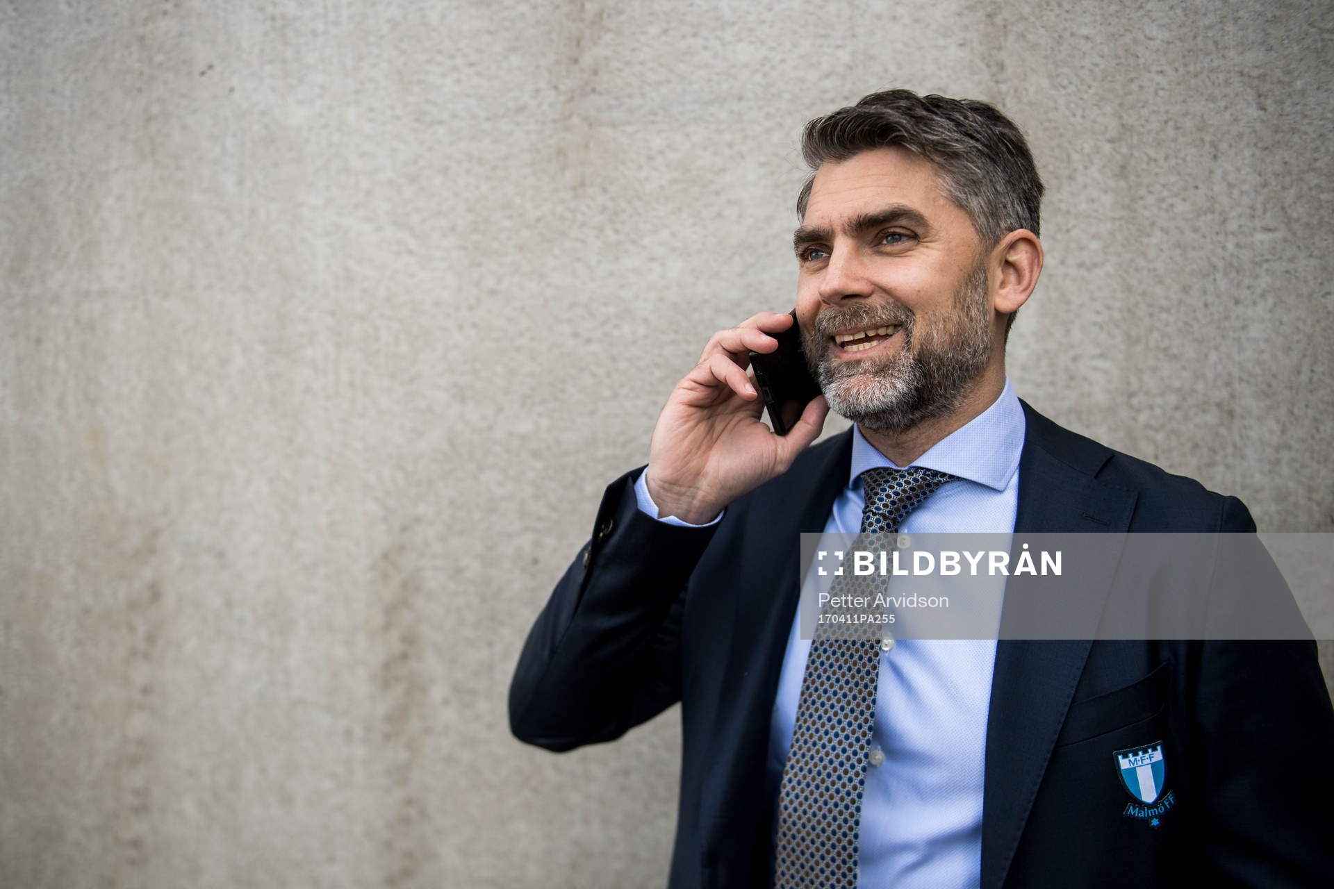Malmö FFs VD Niclas Carlnén pratar i telefon