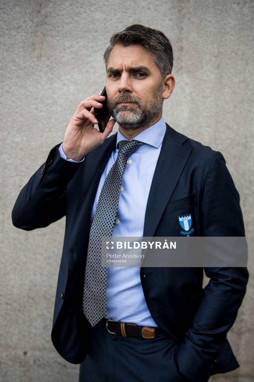 Malmö FFs VD Niclas Carlnén pratar i telefon