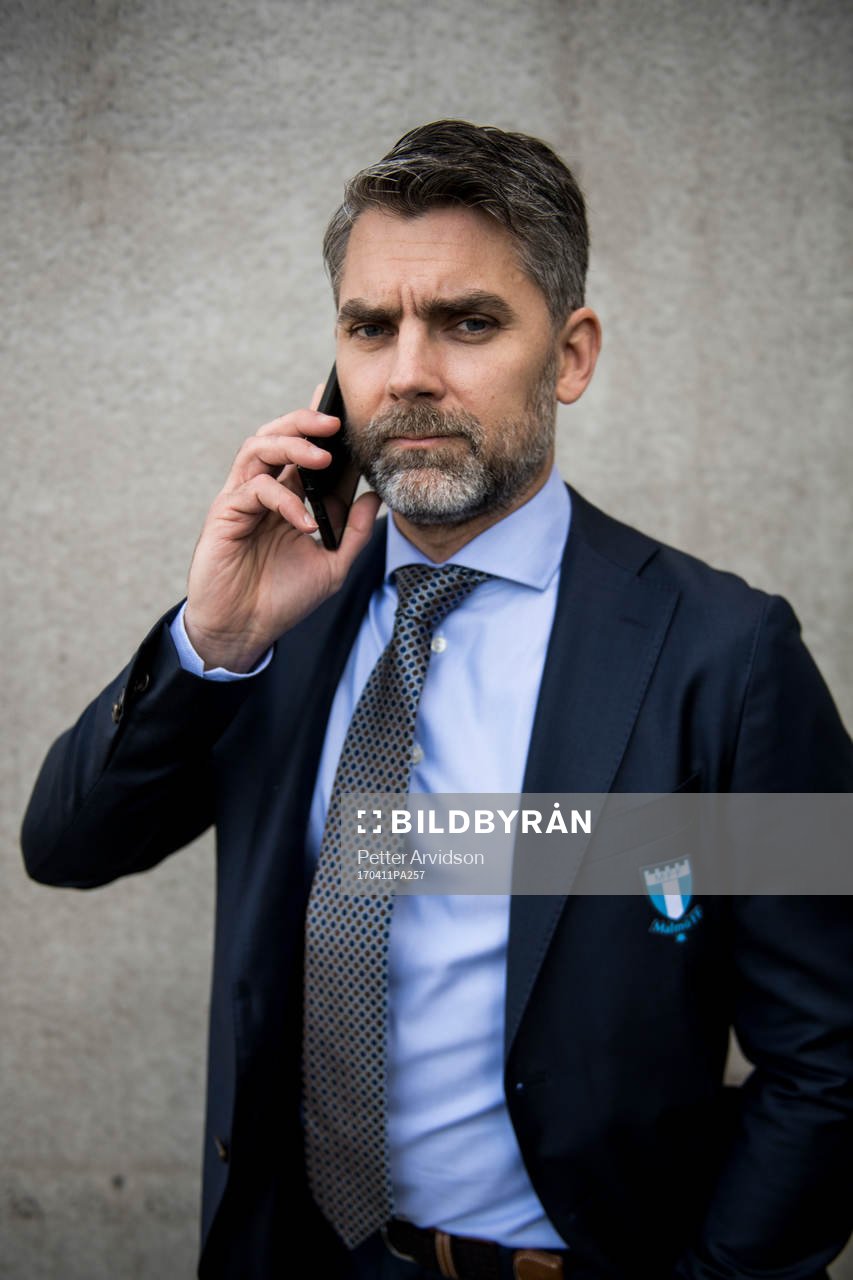Malmö FFs VD Niclas Carlnén pratar i telefon