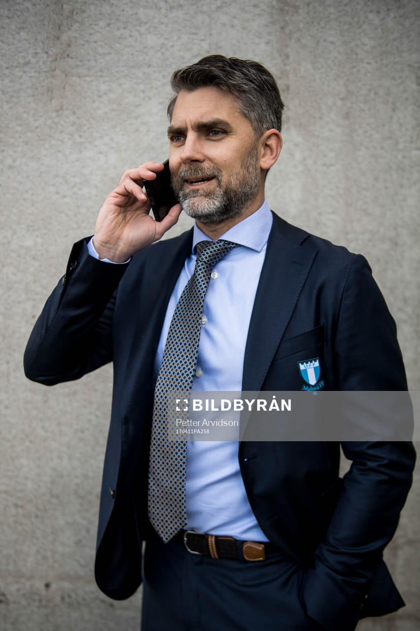 Malmö FFs VD Niclas Carlnén pratar i telefon