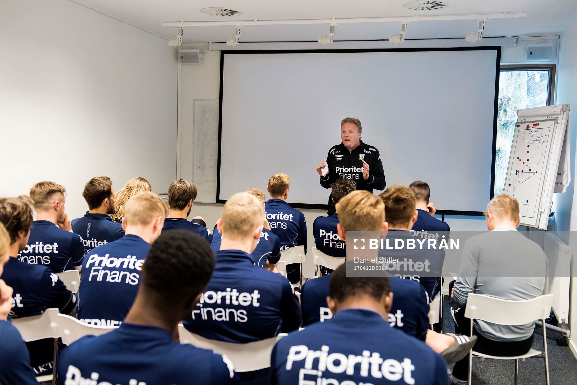 Tränare Jörgen Lennartsson håller genomgång på ett