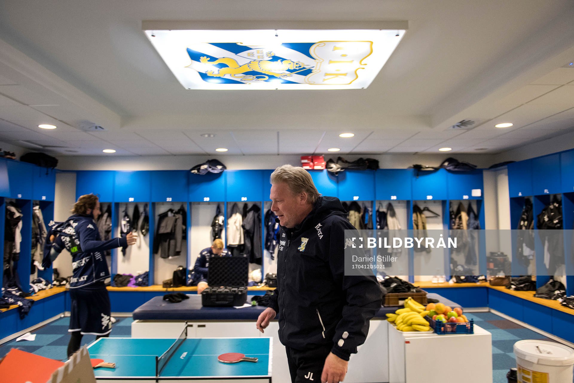  Tränare Jörgen Lennartsson i omklädningsrummet på