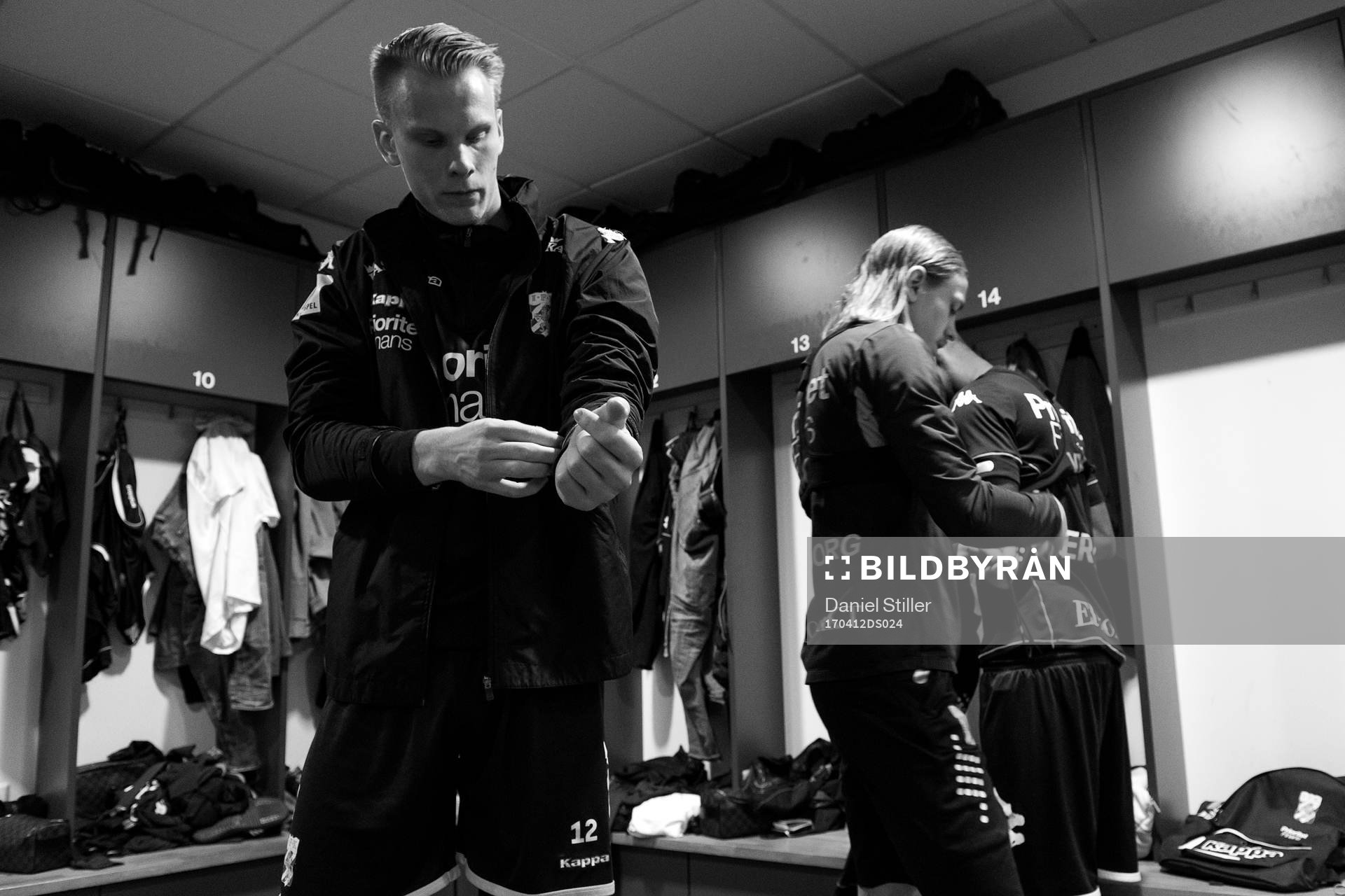 Målvakten Pontus Dahlberg i omklädningsrummet på