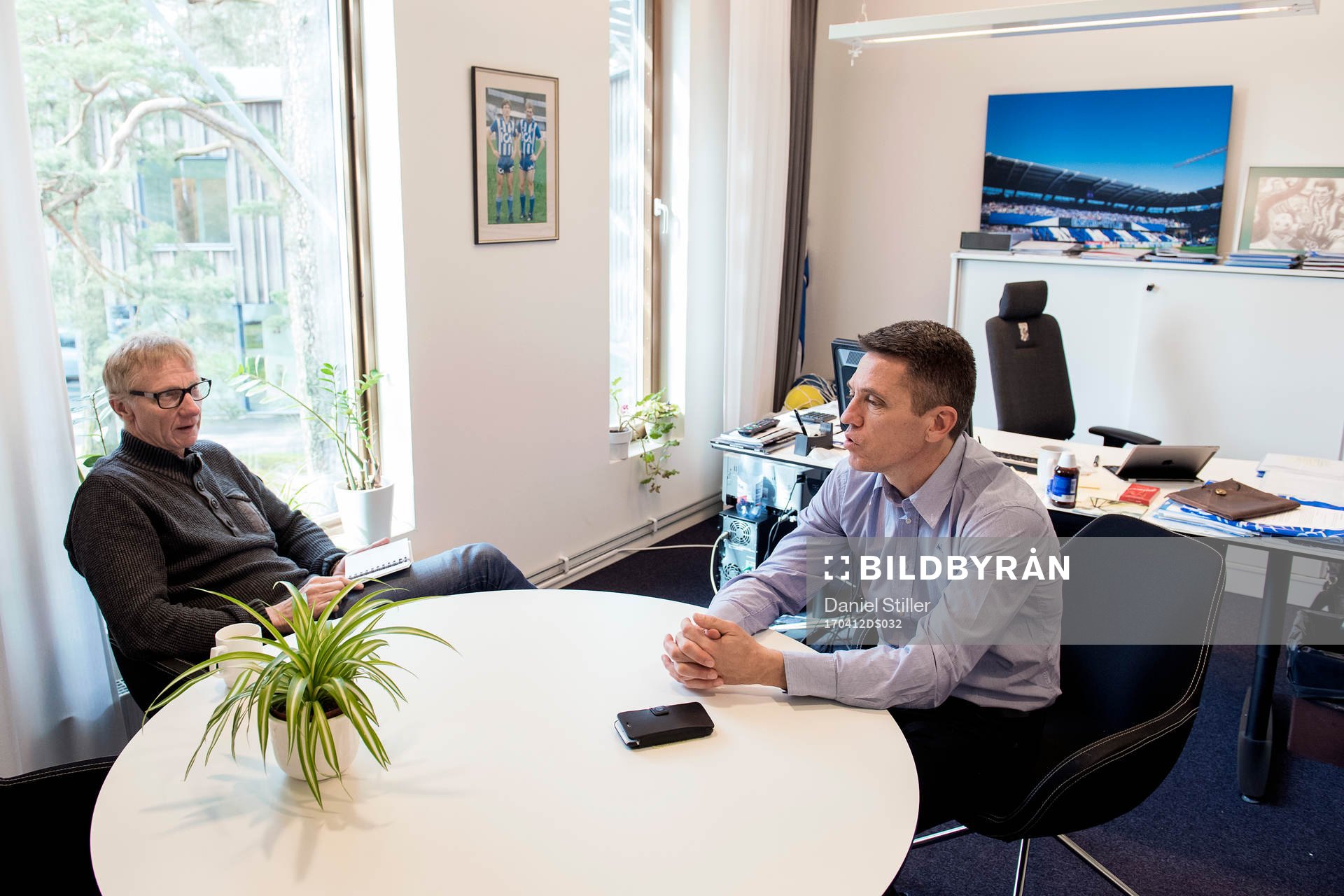 Scouten Olle Sultan pratar med Sportchef Mats Gren på