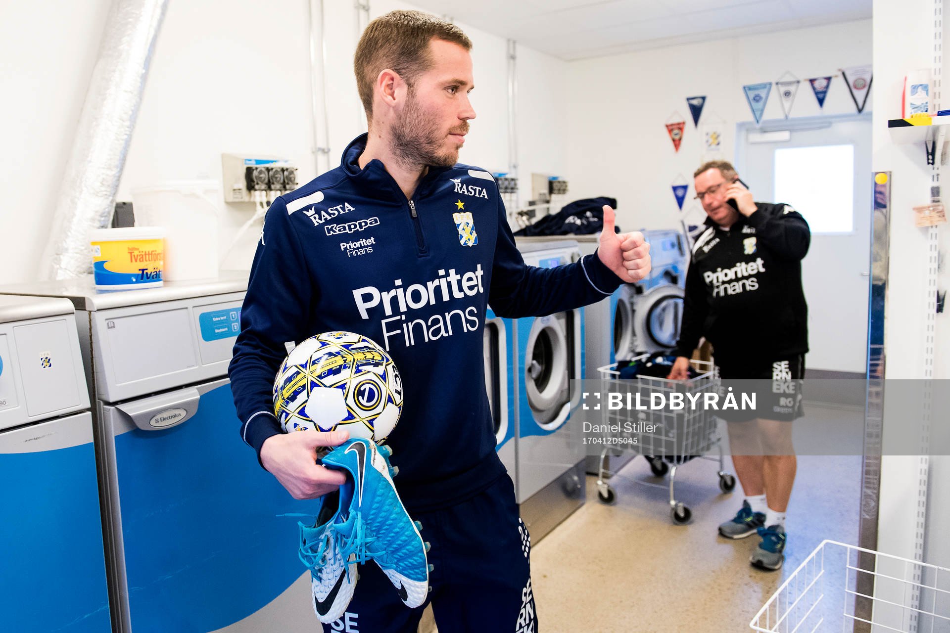 Emil Salomonsson och materialförvaltare Rolf Gustavsson