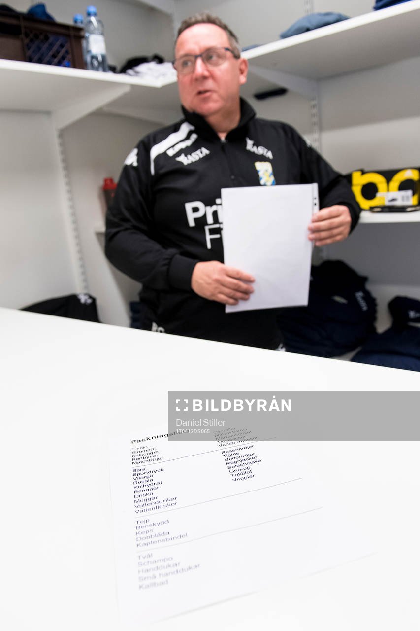 Materialförvaltare Rolf Gustavsson med sin packlista på