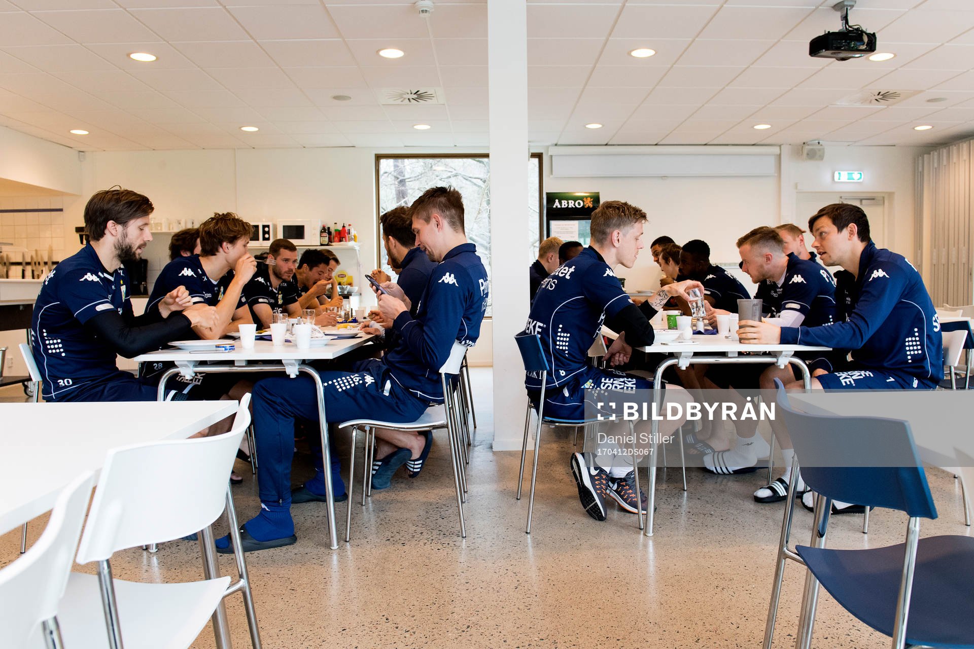 Laget äter frukost på Kamratgården