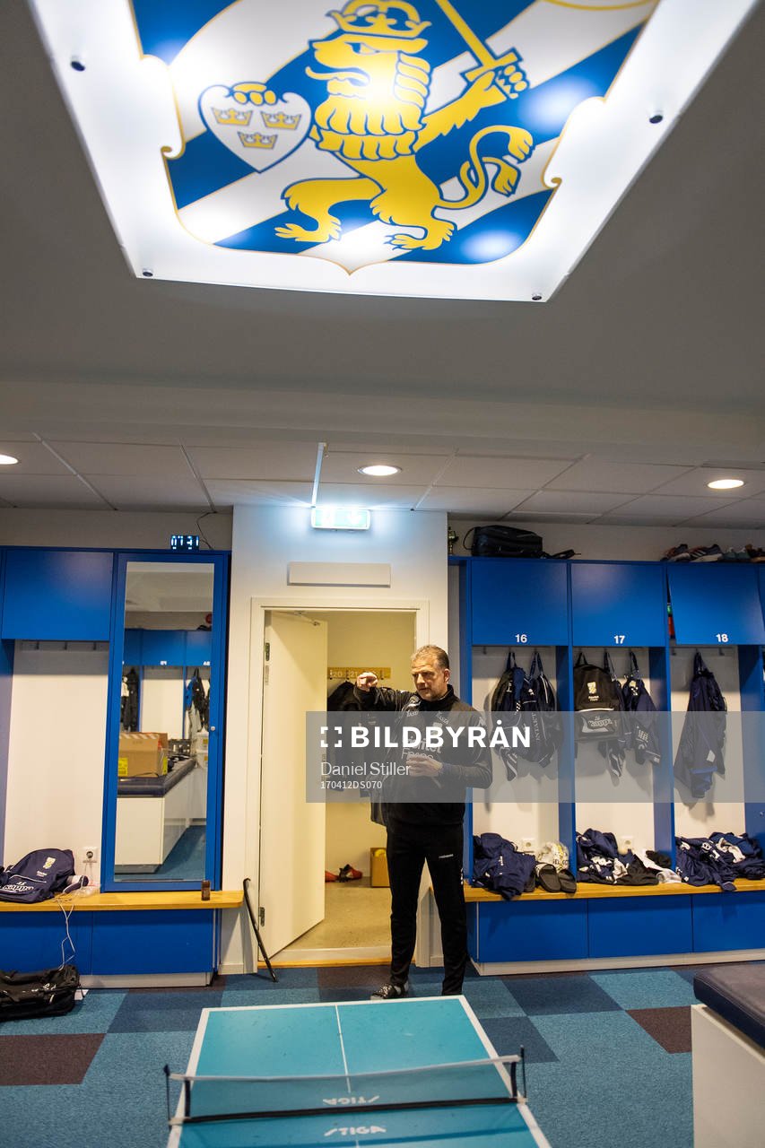 Assisterande tränare Magnus Edlund i omklädningsrummet
