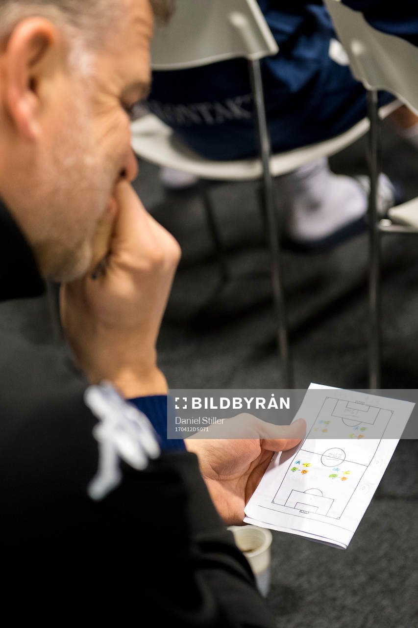 Assisterande tränare Magnus Edlund med en