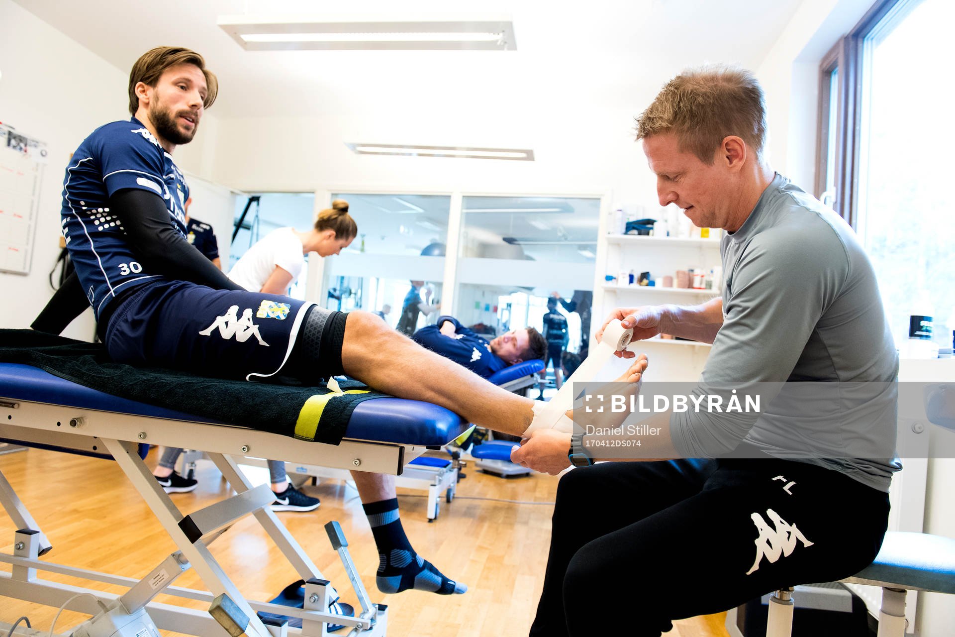 Mattias Bjärsmyr blir tejpad av Sjukgymnast Fredrik