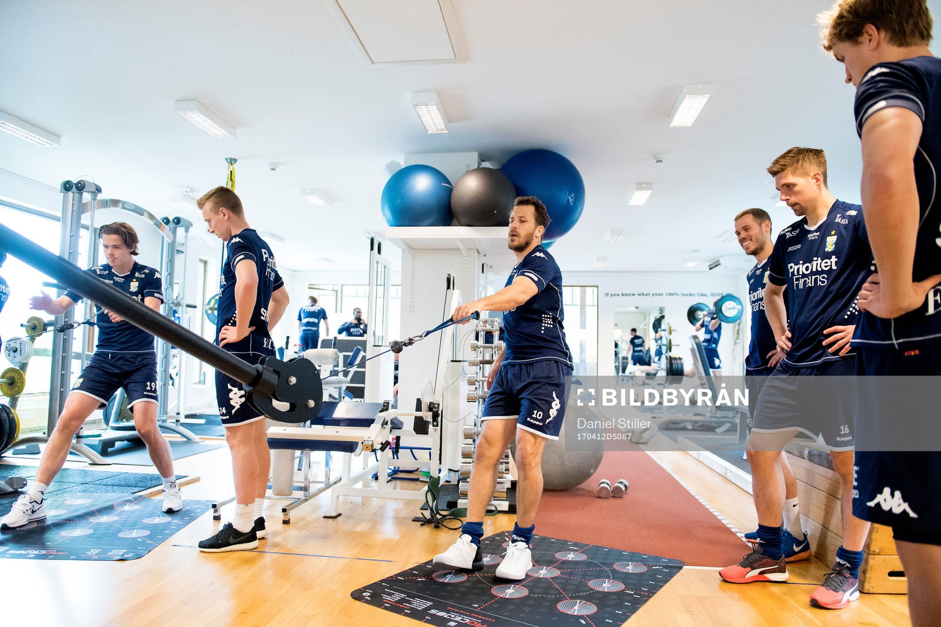 Tobias Hysen kör styrketräning på Kamratgården