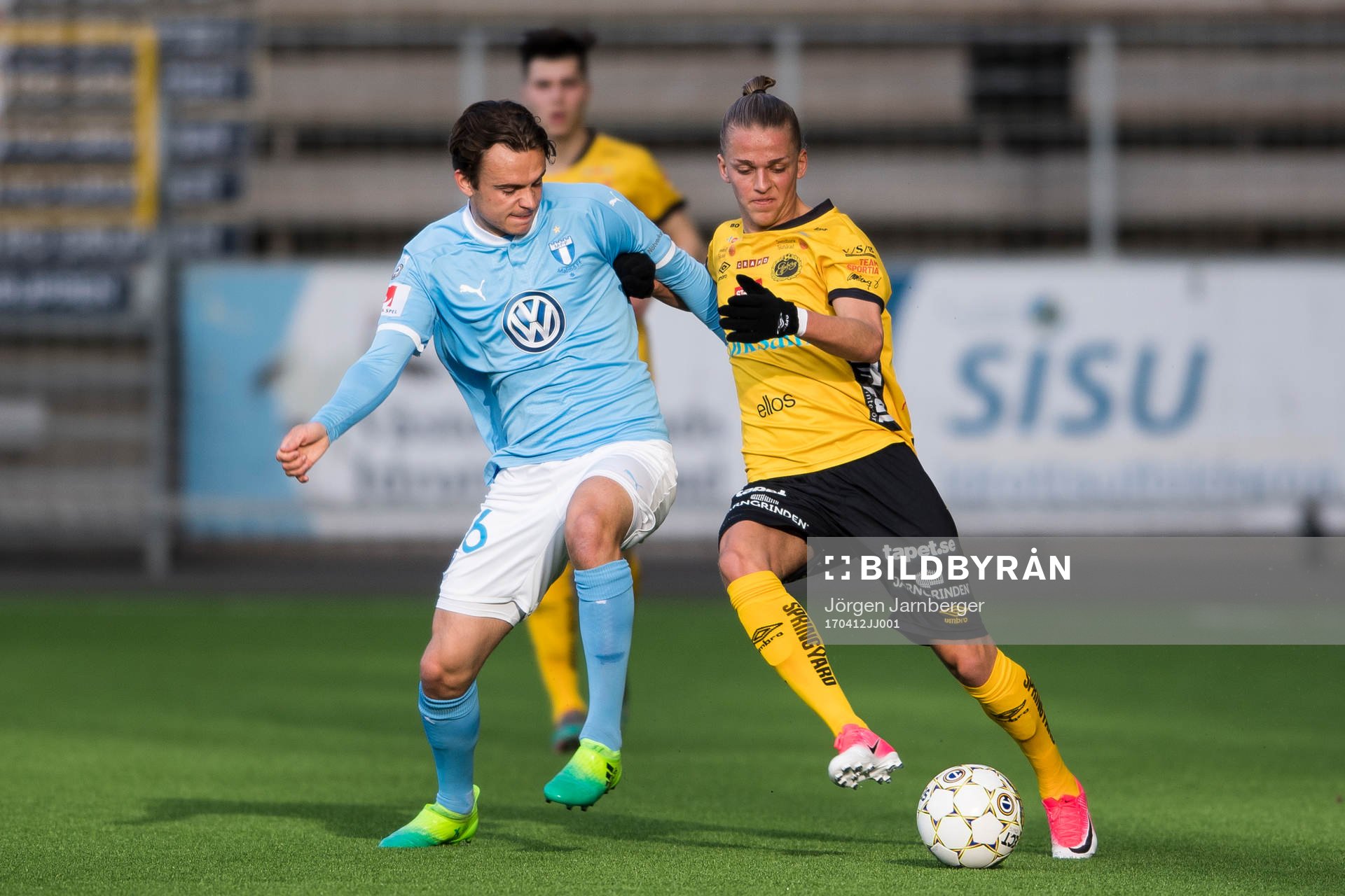Malmö FFs Andreas Aalen Vindheim och Elfsborgs Jesper Karlsson under fotbollsmatchen i Folksam U21 Allsvenskan Södra mellan Elfsborg och Malmö FF den 12 april 2017 i Borås.