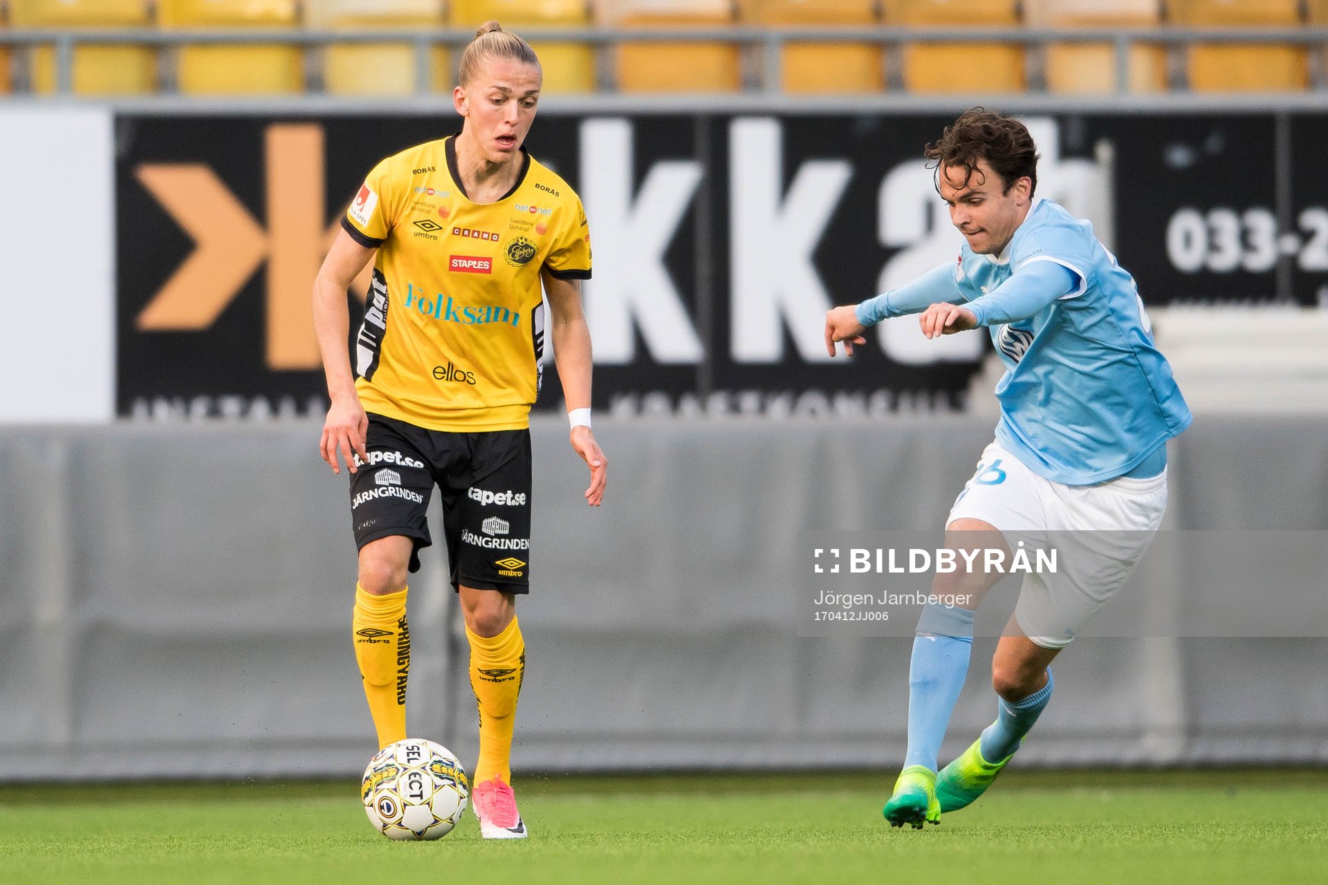 Elfsborgs Jesper Karlsson och Malmö FFs Andreas Aalen Vindheim under fotbollsmatchen i Folksam U21 Allsvenskan Södra mellan Elfsborg och Malmö FF den 12 april 2017 i Borås.
