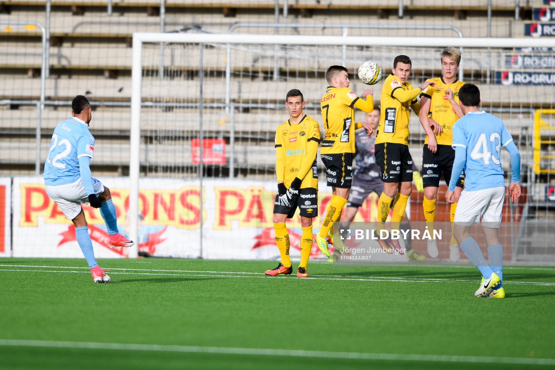 Malmö FFs Tobias Sana skjuter frispark