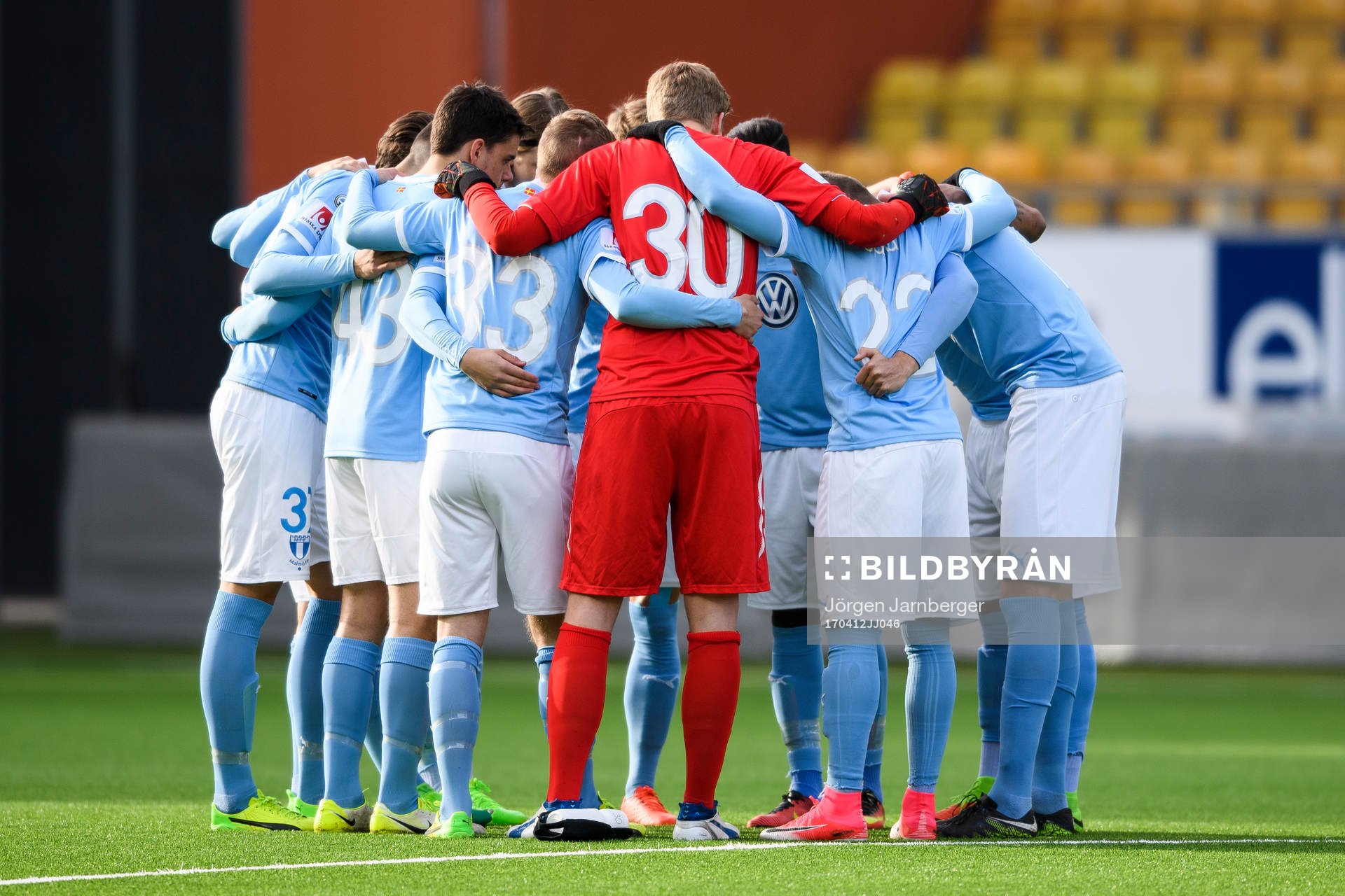 Malmö FFs spelare innan fotbollsmatchen i U21 Allsvenskan