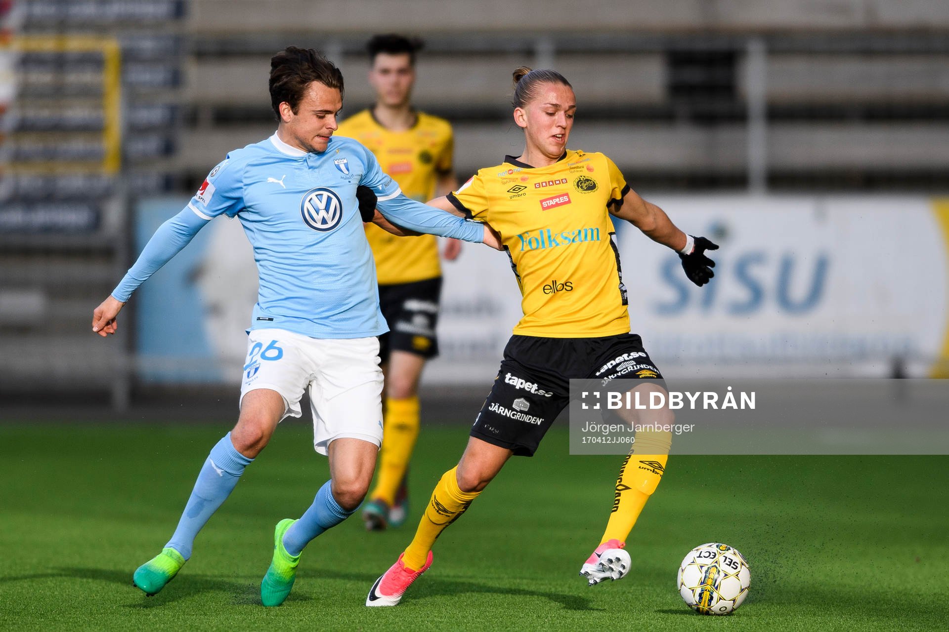 Malmö FFs Andreas Aalen Vindheim och Elfsborgs Jesper Karlsson under fotbollsmatchen i U21 Allsvenskan Södra mellan Elfsborg och Malmö FF den 12 april 2017 i Borås.