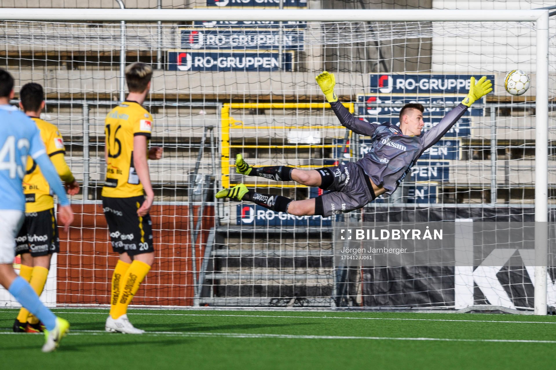 Elfsborgs målvakt David Olsson ser bollen gå i mål