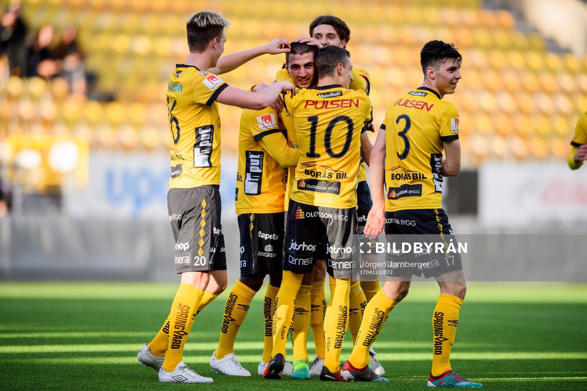 Elfsborgs Ibrahim Dresevic jublar ihop med övriga spelare efter mål under fotbollsmatchen i U21 Allsvenskan Södra mellan Elfsborg och Malmö FF den 12 april 2017 i Borås.