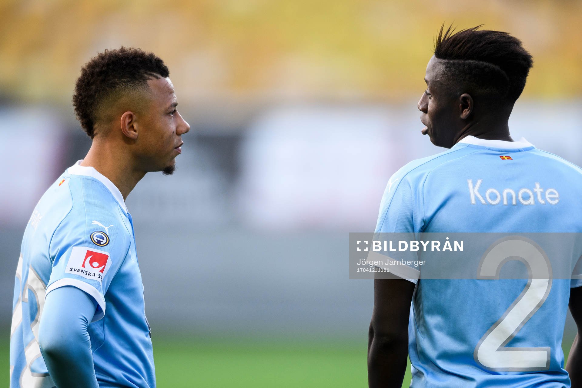 Malmö FFs Tobias Sana och Pa Konate diskuterar