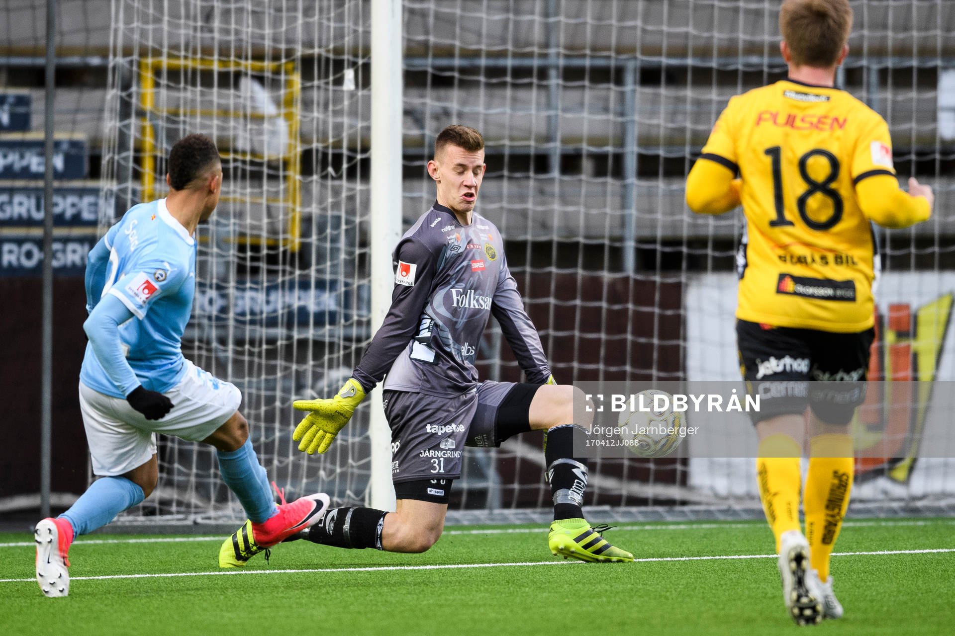 Malmö FFs Tobias Sana gör mål på Elfsborgs målvakt David Olsson under fotbollsmatchen i U21 Allsvenskan Södra mellan Elfsborg och Malmö FF den 12 april 2017 i Borås.