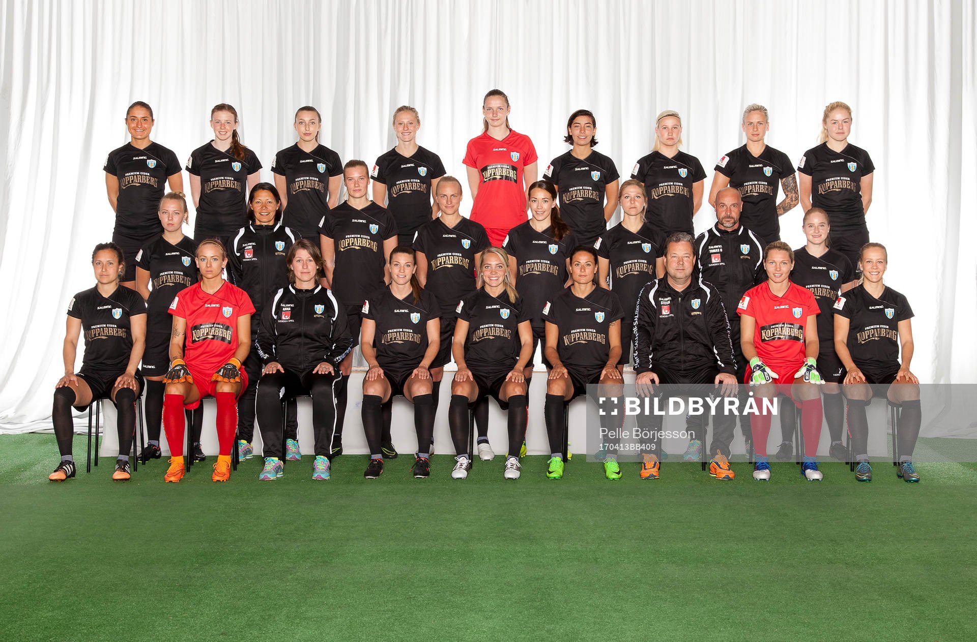 Kopparbergs/Göteborg poserar för en lagbild den 13 april 2017 i Göteborg. Bakre ledet fr. v. Irvina Bajramovic, Felicia de Feo, Viktoria Bergquist, Rebecka Blomqvist, Anna Larsson, Annahita Zamanian, Marika Bergman Lundin, Filippa Curmark, Maja Göthberg. Mittenledet fr. v. Nathalie Persson, fystränare Jane Thörnqvist, Ebba Handfast, Pernilla Milton, Elin Landström, Sarah Teegarden, målvaktstränare Thomas Garnold, Savannah Levin. Sittande fr. v. Catrine Johansson, Fanny Lund, assisterande tränare Anna Stoltze, Pauline Hammarlund, Elin Rubensson, Beatrice Kollmats, tränare Stefan Rehn, Jennifer Falk, Adelina Engman.