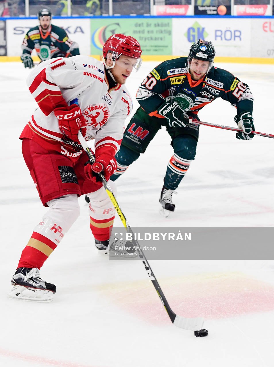 Trojas Tor Immo och Kristianstads Mikael Larsson i kamp om