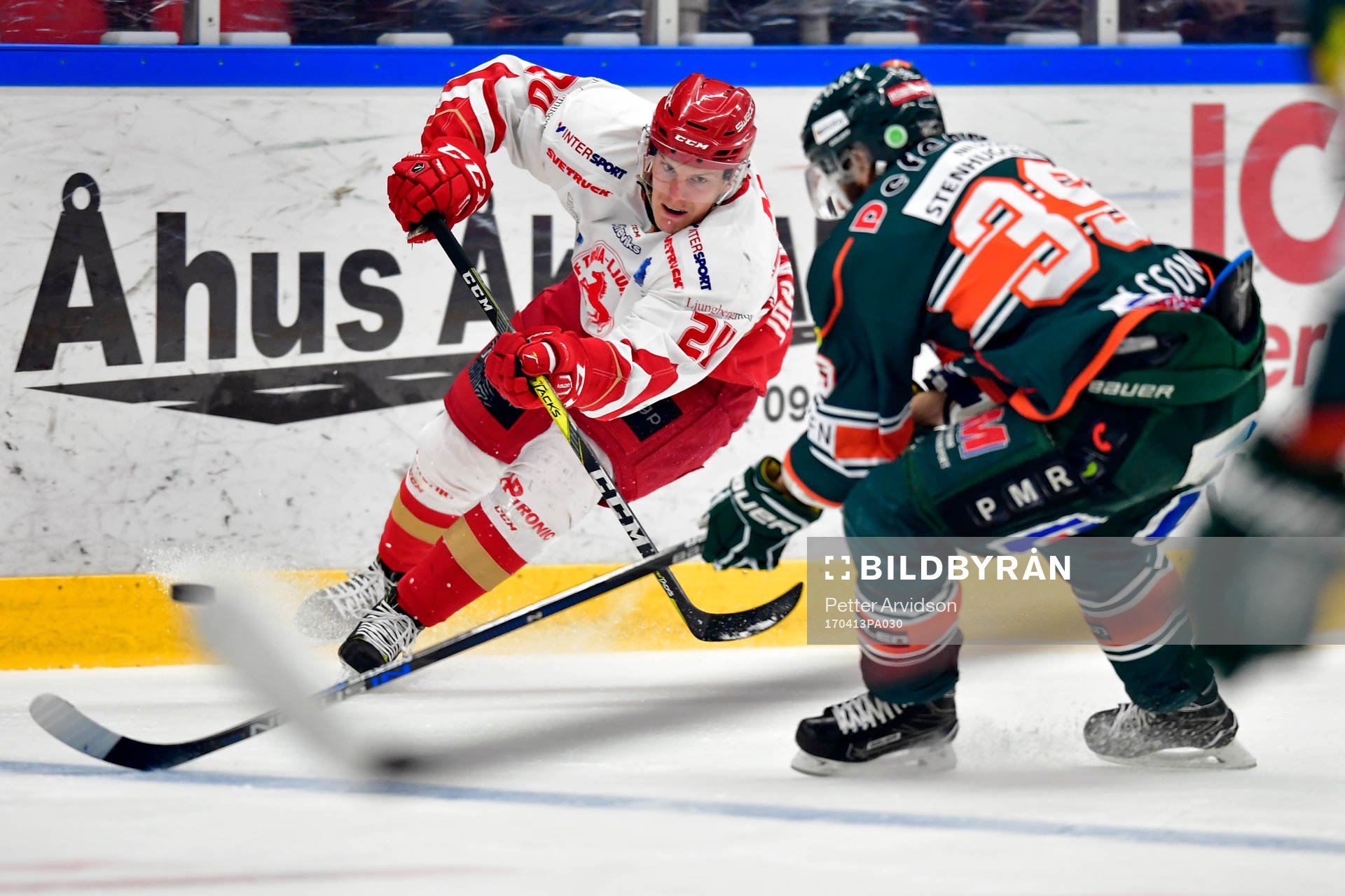 Trojas Rasmus Johansson driver pucken mot försvarande