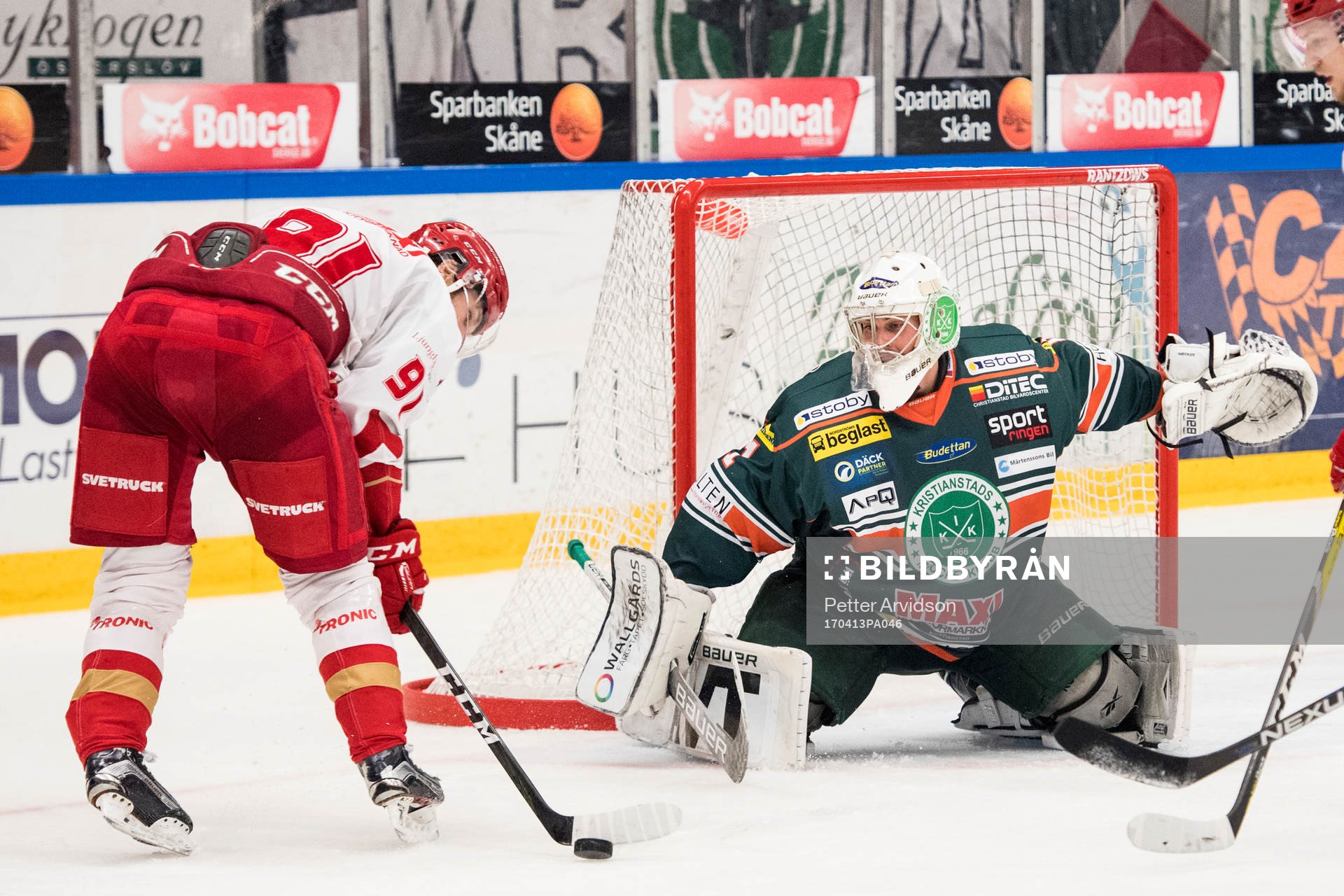 Trojas Stefan Söder mot Kristianstads målvakt Joel Gistedt