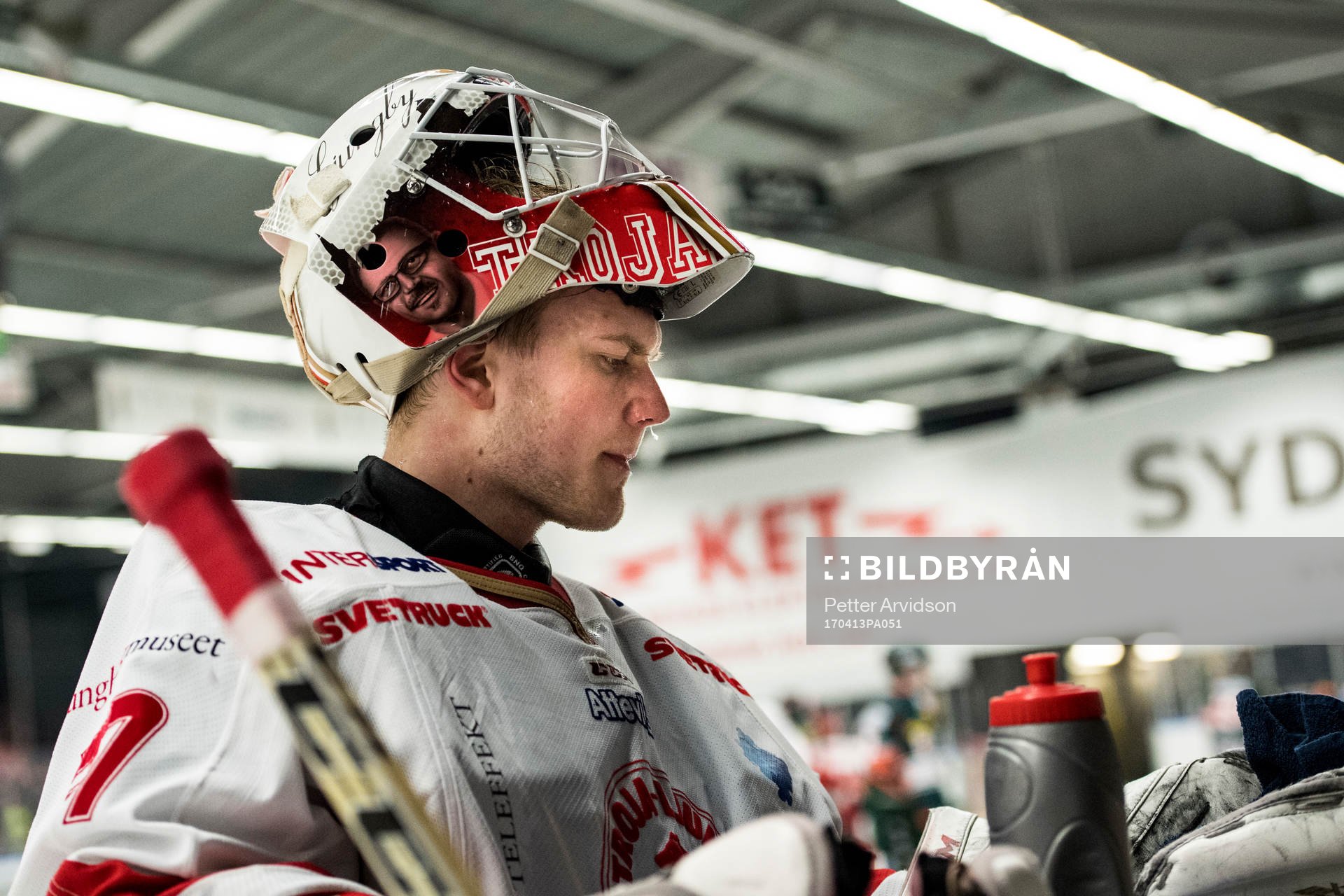 Trojas målvakt Robin Johansson deppar