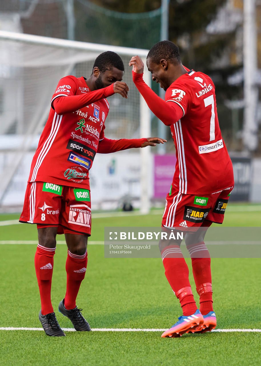 Piteås Samuel Naiwo (v) jublar