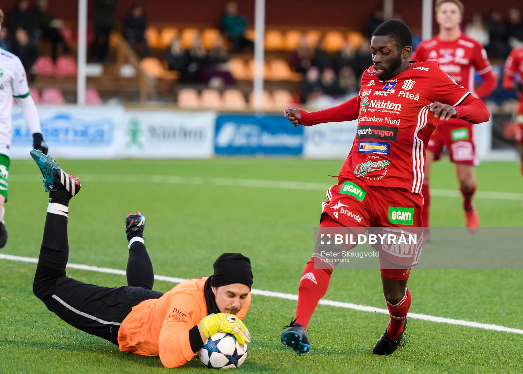 Moröns målvakt Erik Lundgren räddar framför Piteås
