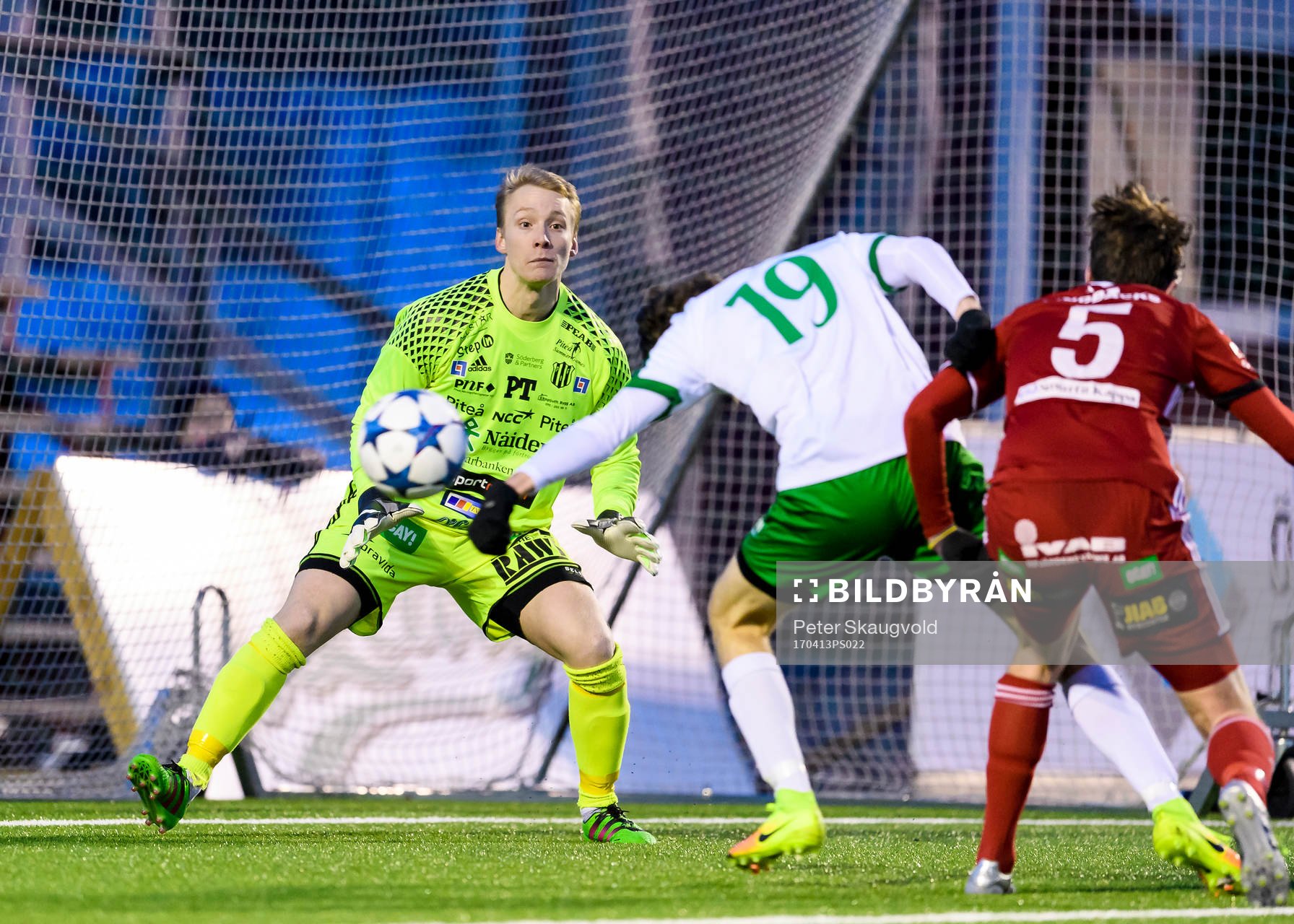 Piteås målvakt Tomas Adell under fotbollsmatchen i Division 2 Norrland mellan Piteå och Morön den 13 April 2017 i Piteå.