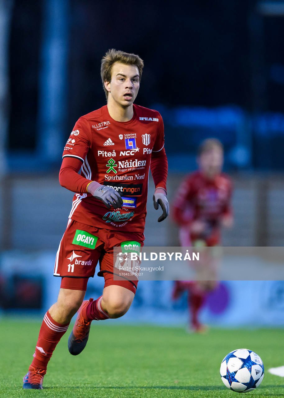 Piteås Alex Naylor med bollen