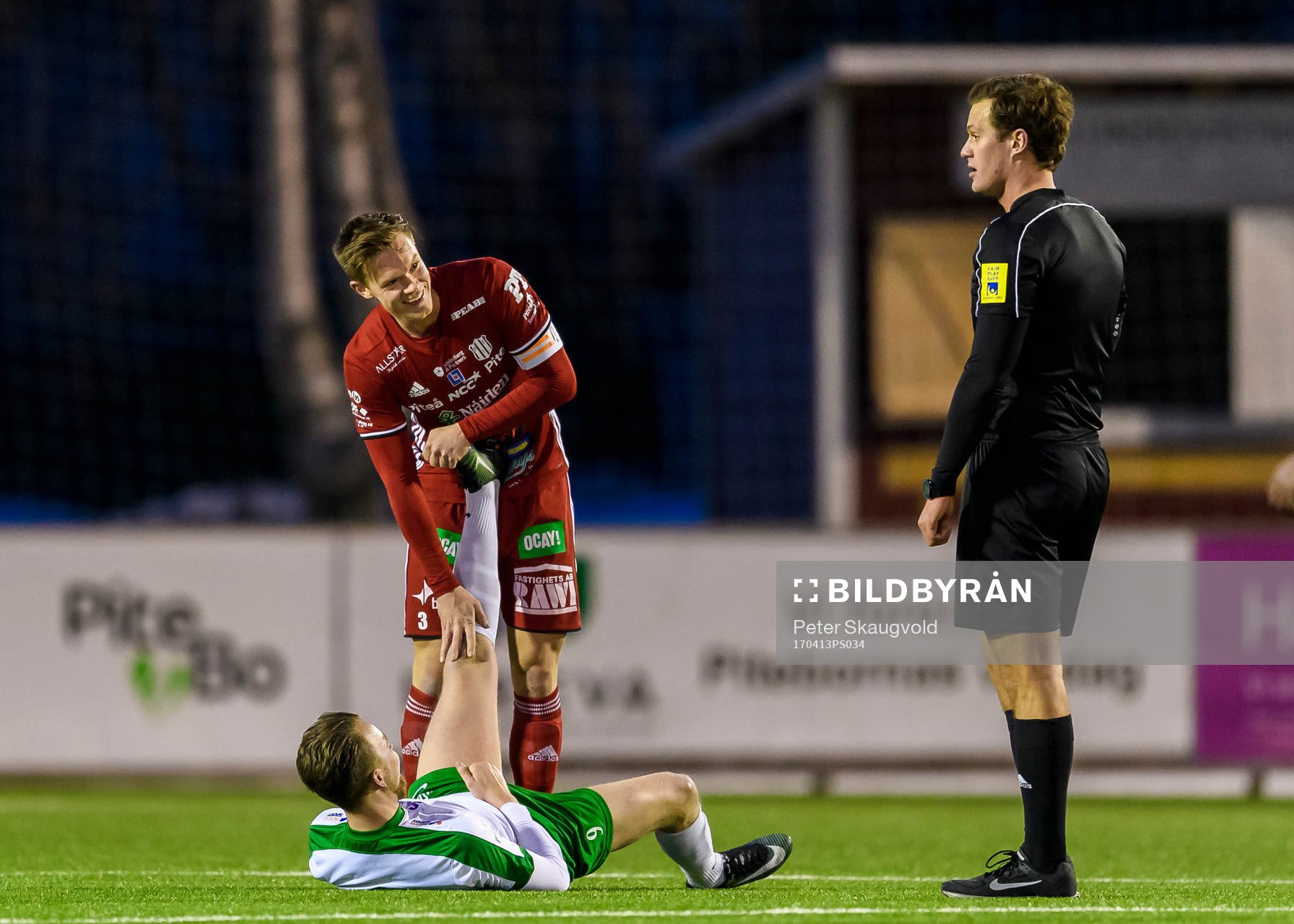 Piteås Fredrik Lundgren hjälper en Morönspelare som har