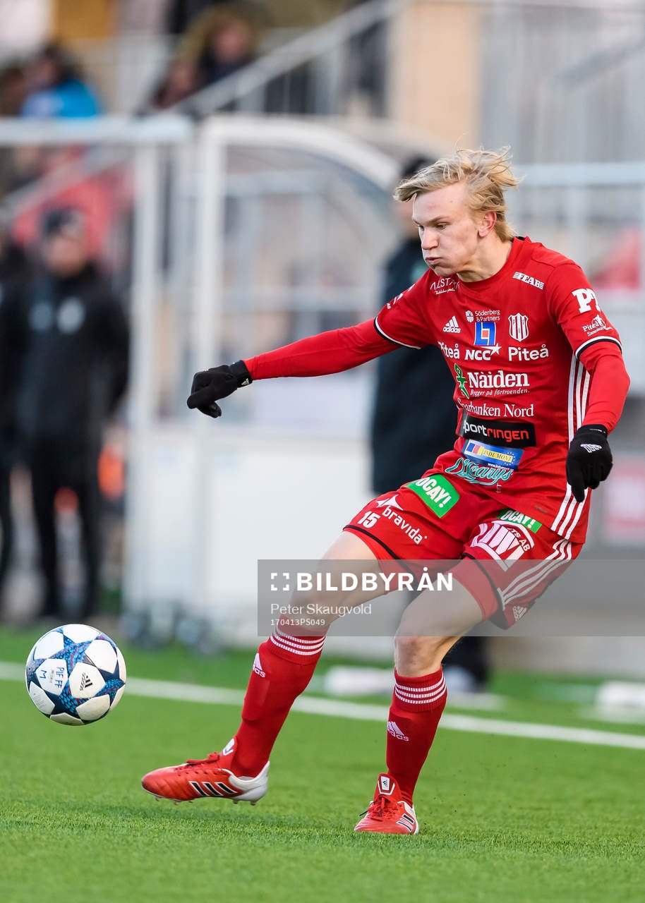 Piteås Johannes Lidström med bollen