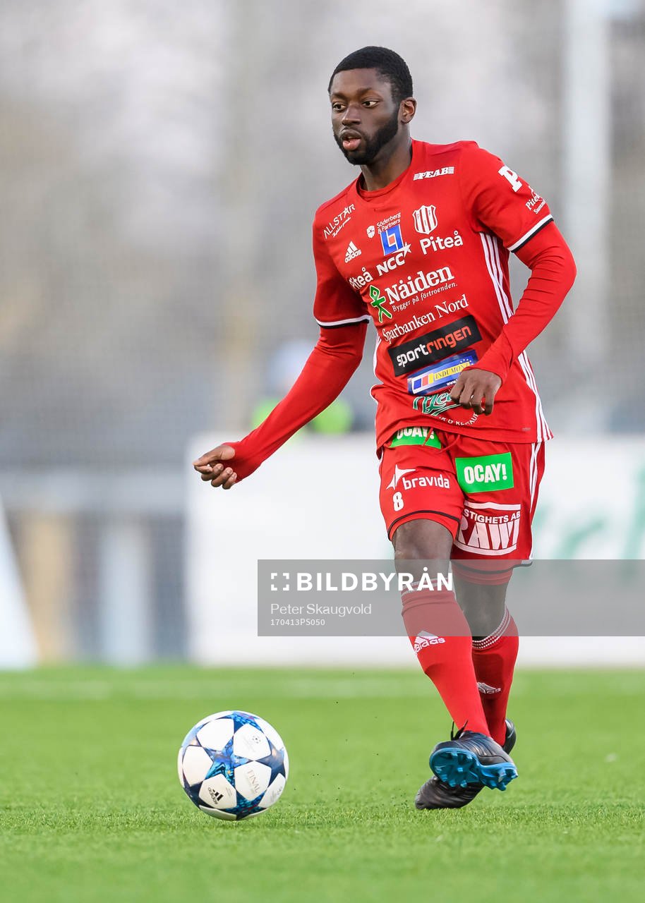 Piteås Samuel Naiwo med bollen