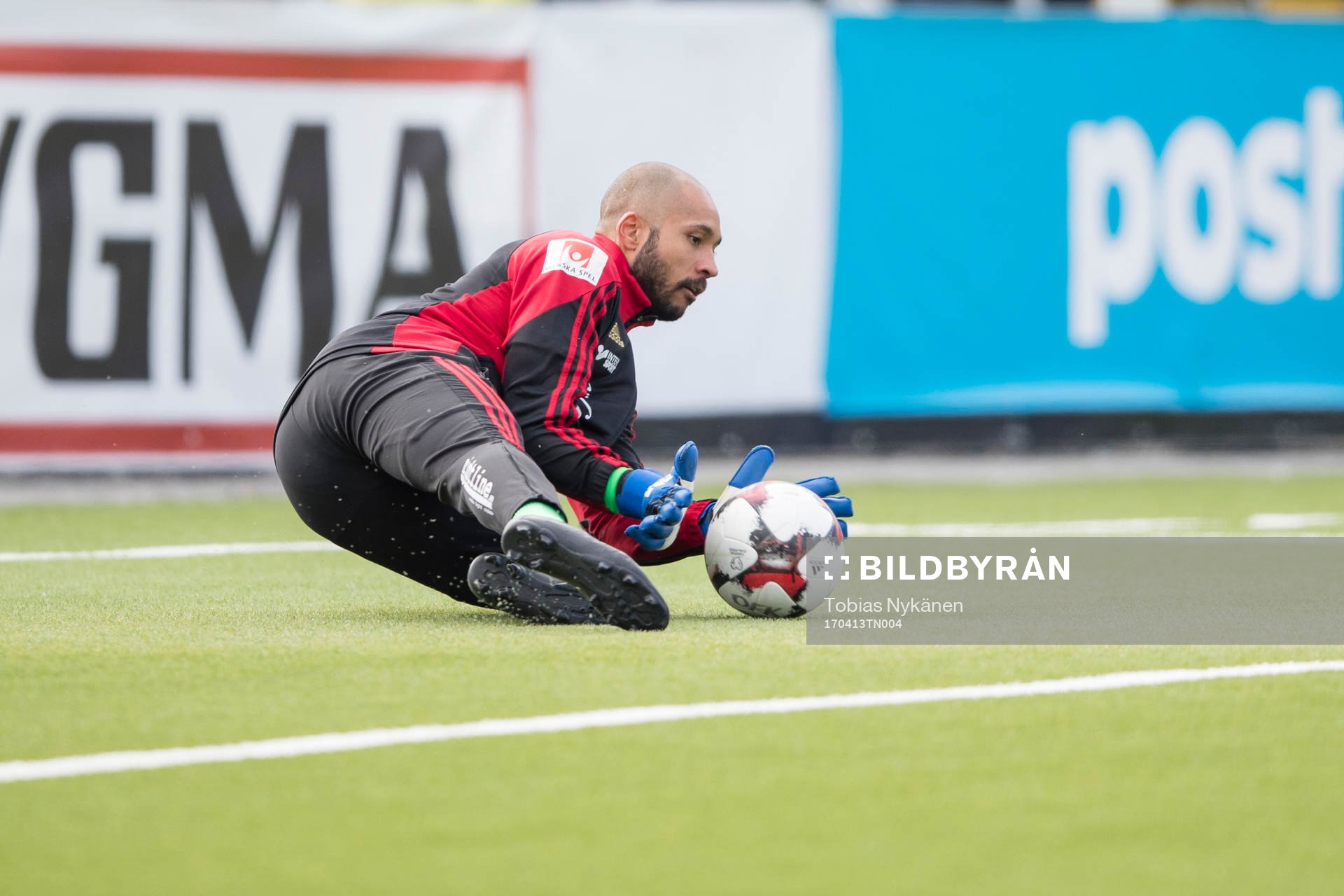 Östersunds målvakt Aly Keita värmer upp