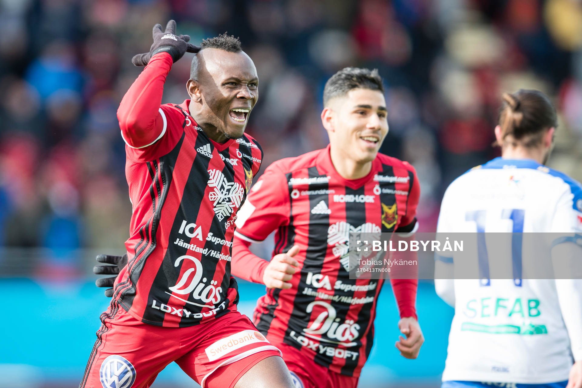 Östersunds Samuel Mensiro jublar